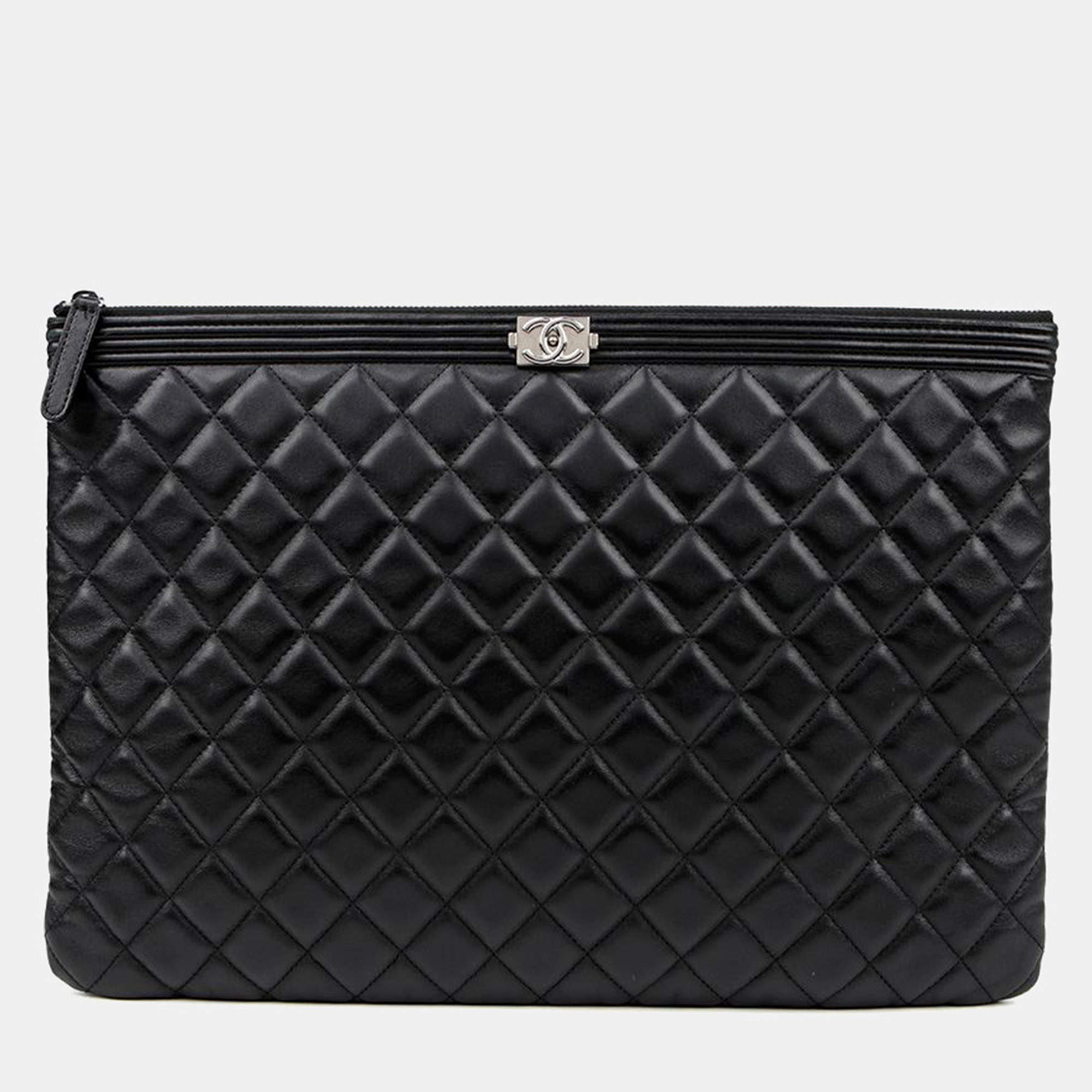 مملوكة مسبقًا Chanel Boy Large Black Lambskin Leather Clutch