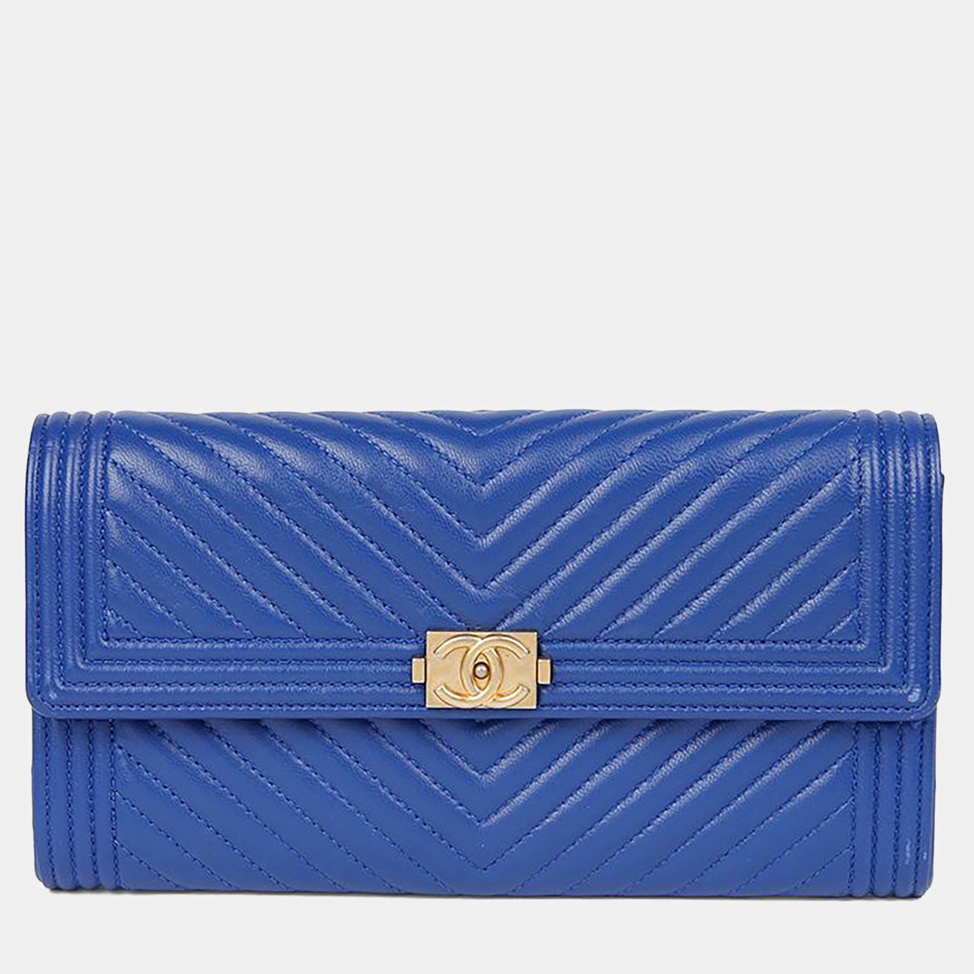 مملوكة مسبقًا Chanel Boy Classic Long Blue Lambskin Wallet