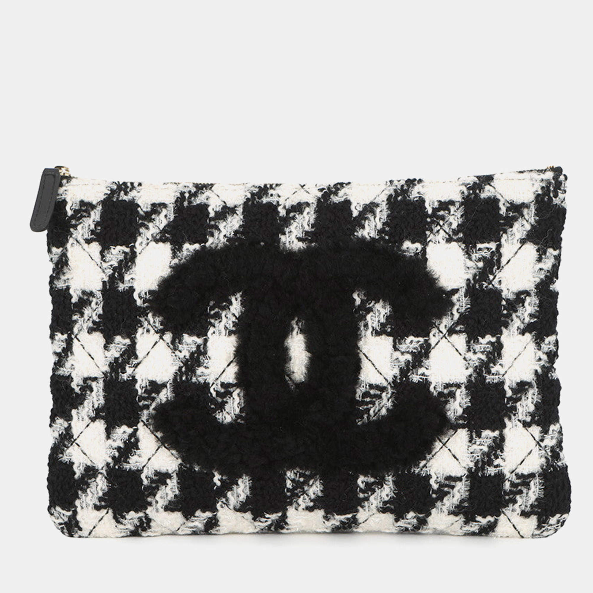 Pre Owned Chanel Cc Logo Clutch Bag Black/White Tweed
