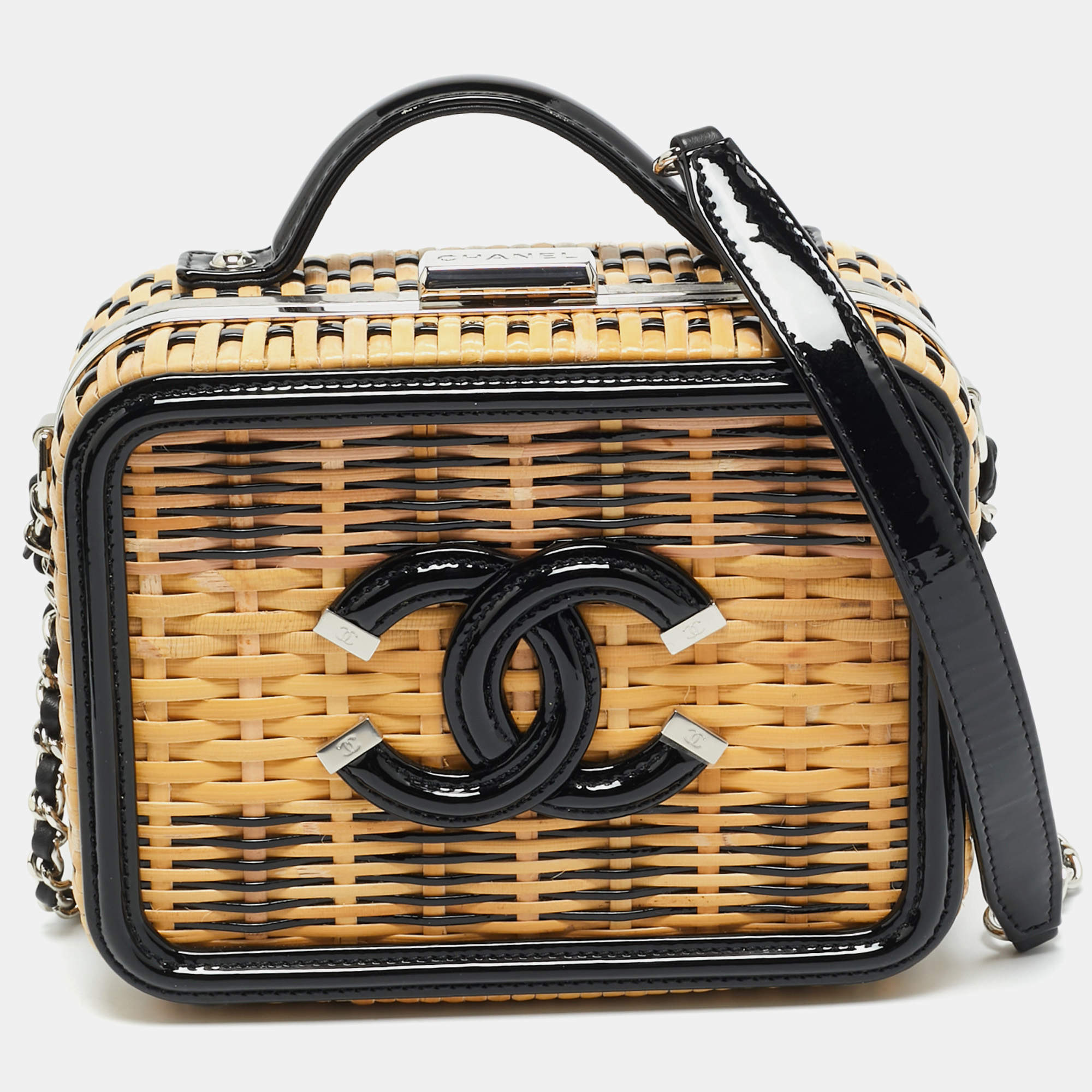 مملوكة مسبقًا Chanel CC Filigree Vanity Case Small Beige/Black Rattan and Patent Leather Shoulder Bag