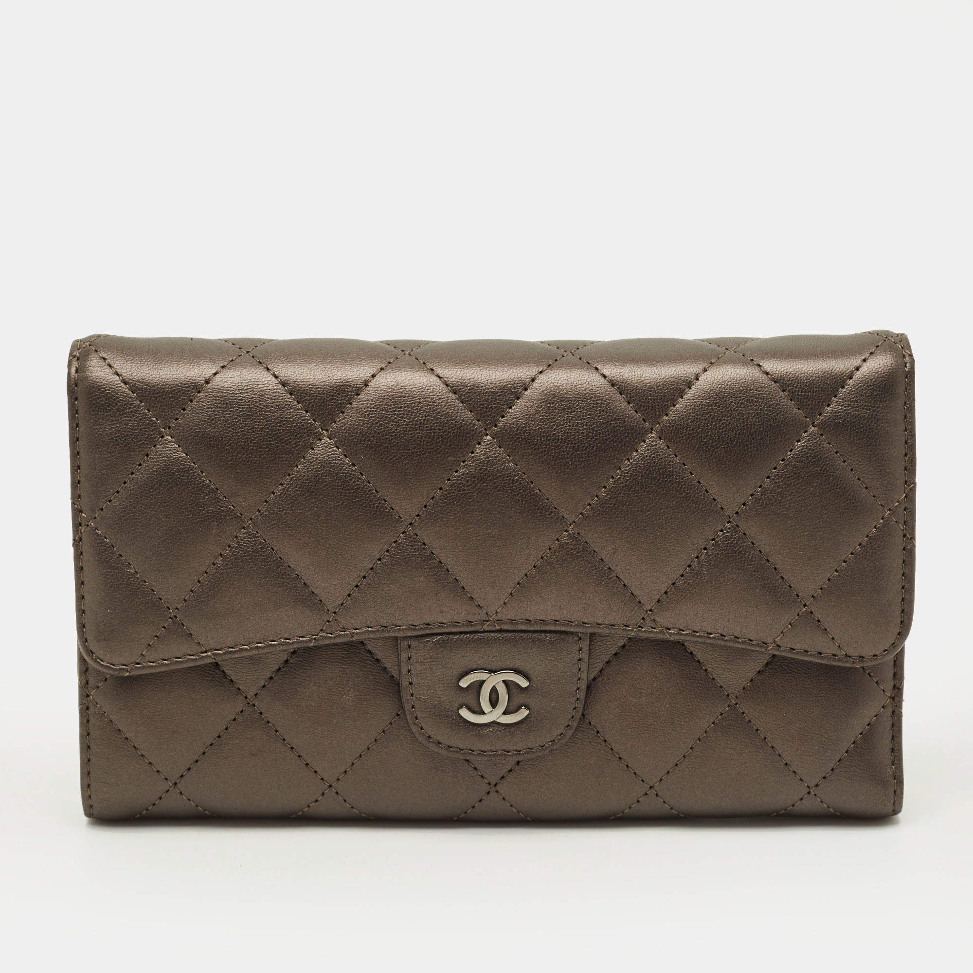 مملوكة مسبقًا Chanel Classic L Grey Quilted Leather Flap Continental Wallet