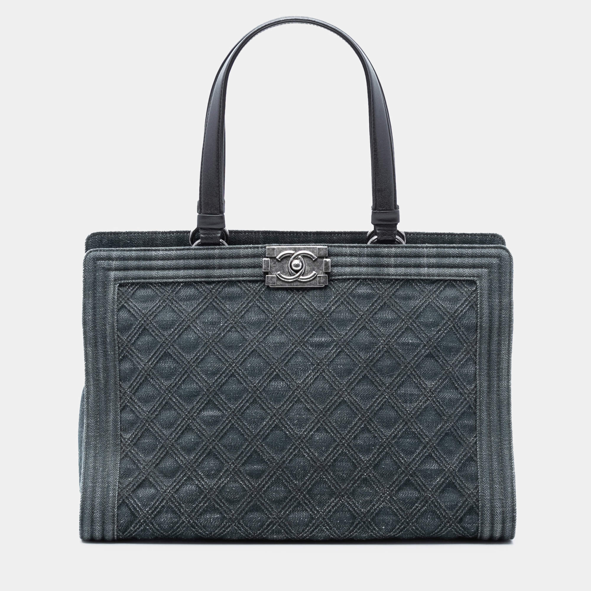 مملوكة مسبقًا Chanel Blue Quilted Denim Boy Shopping Tote