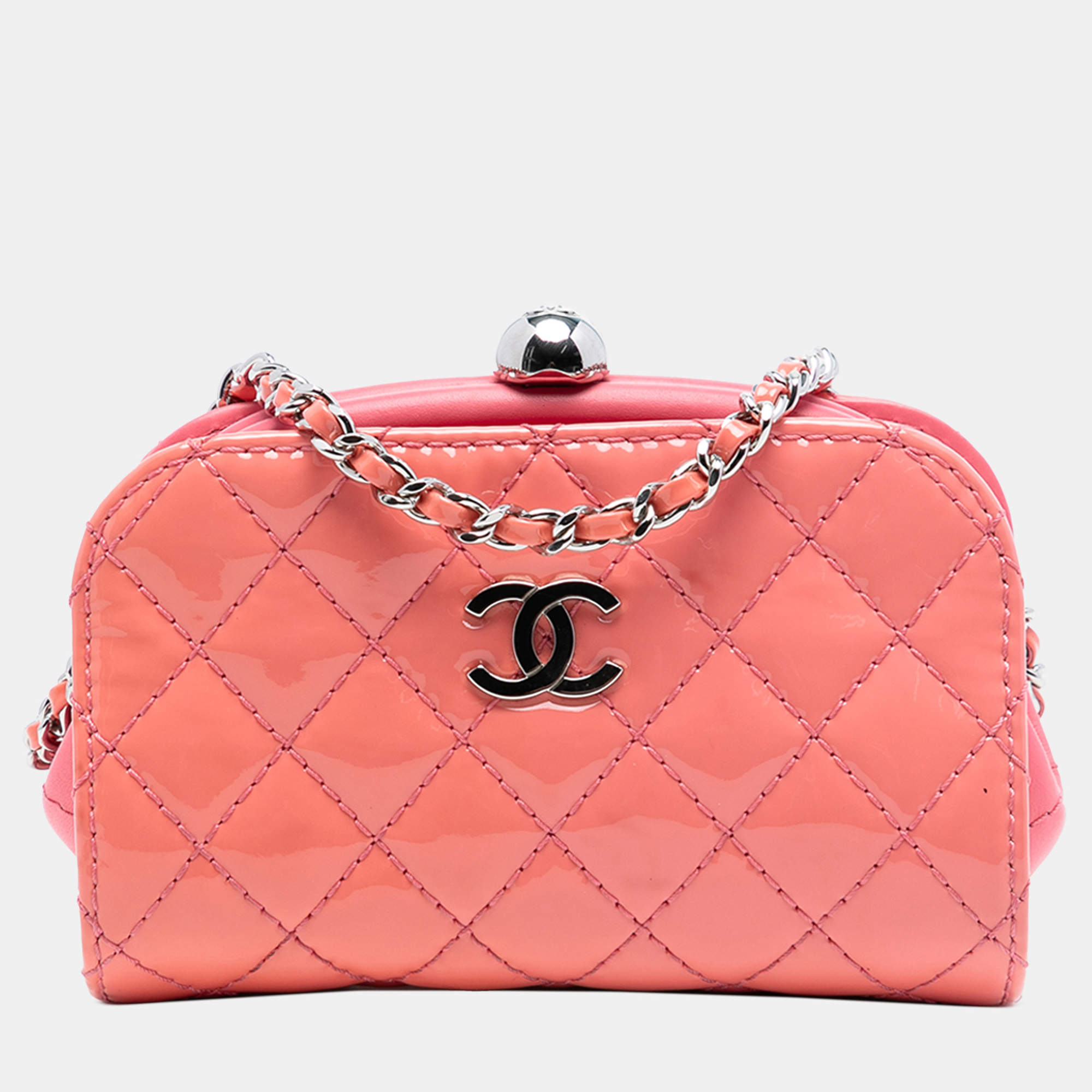 مملوكة مسبقًا Chanel Pink CC Quilted Patent Frame Clutch with Chain