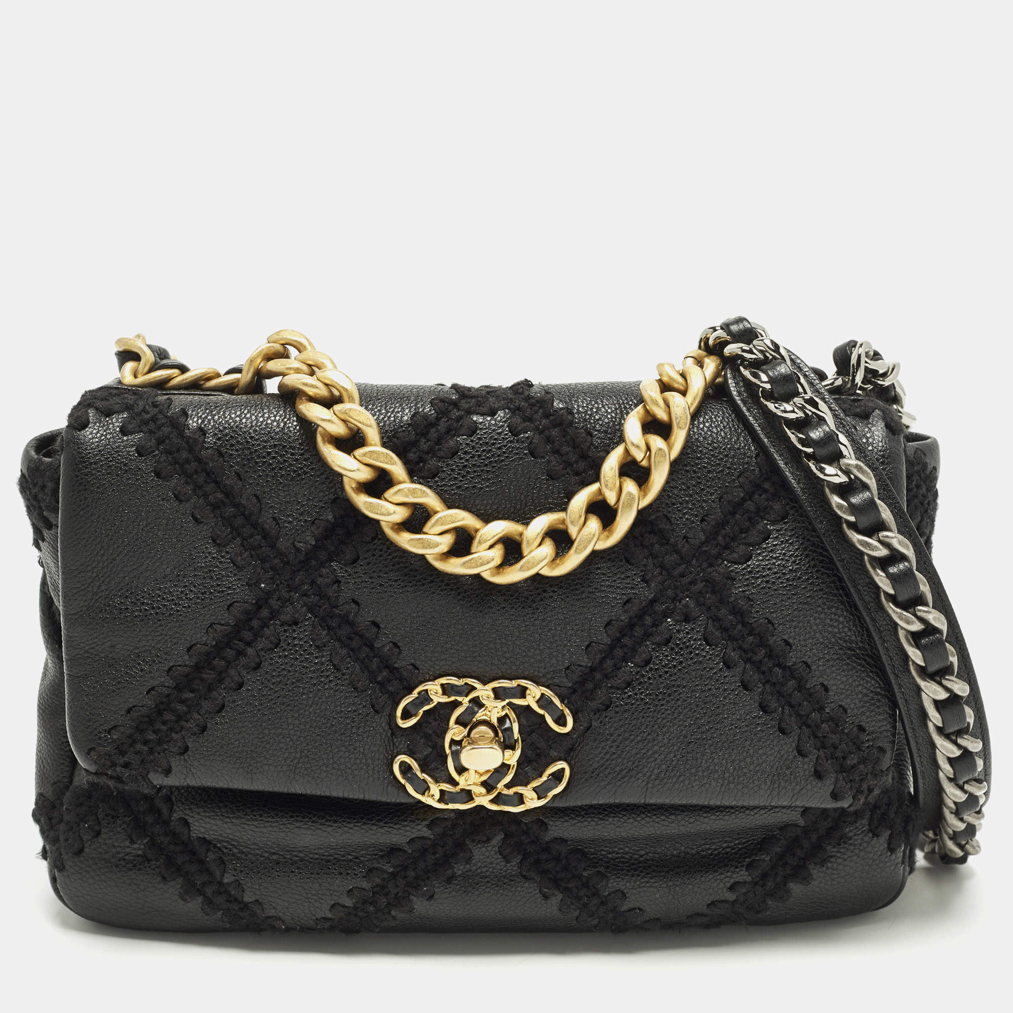 مملوكة مسبقًا Chanel 19 Crochet Small Black Quilted Leather Flap Bag