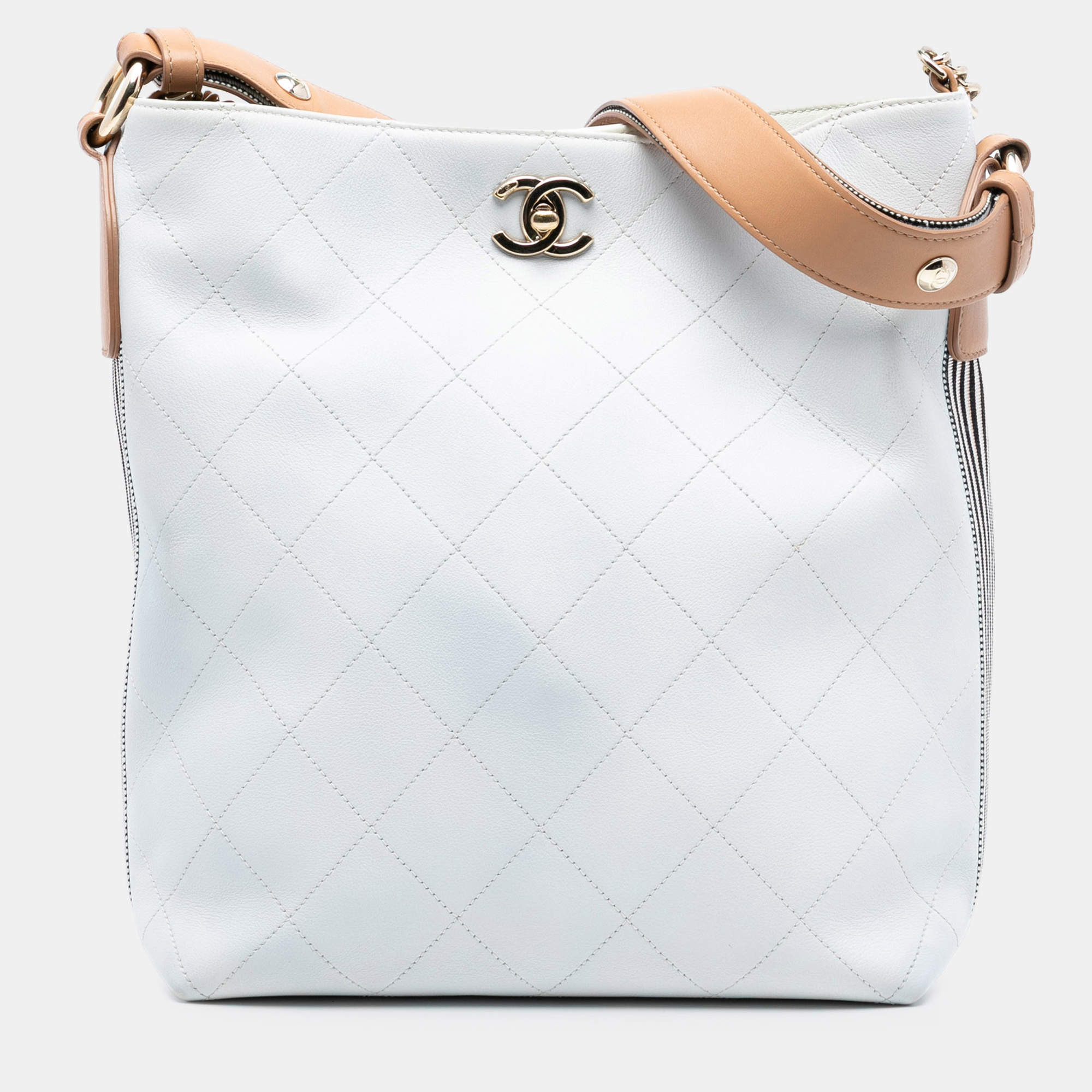 مملوكة مسبقًا Chanel White Large Stitched Calfskin Button Up Hobo