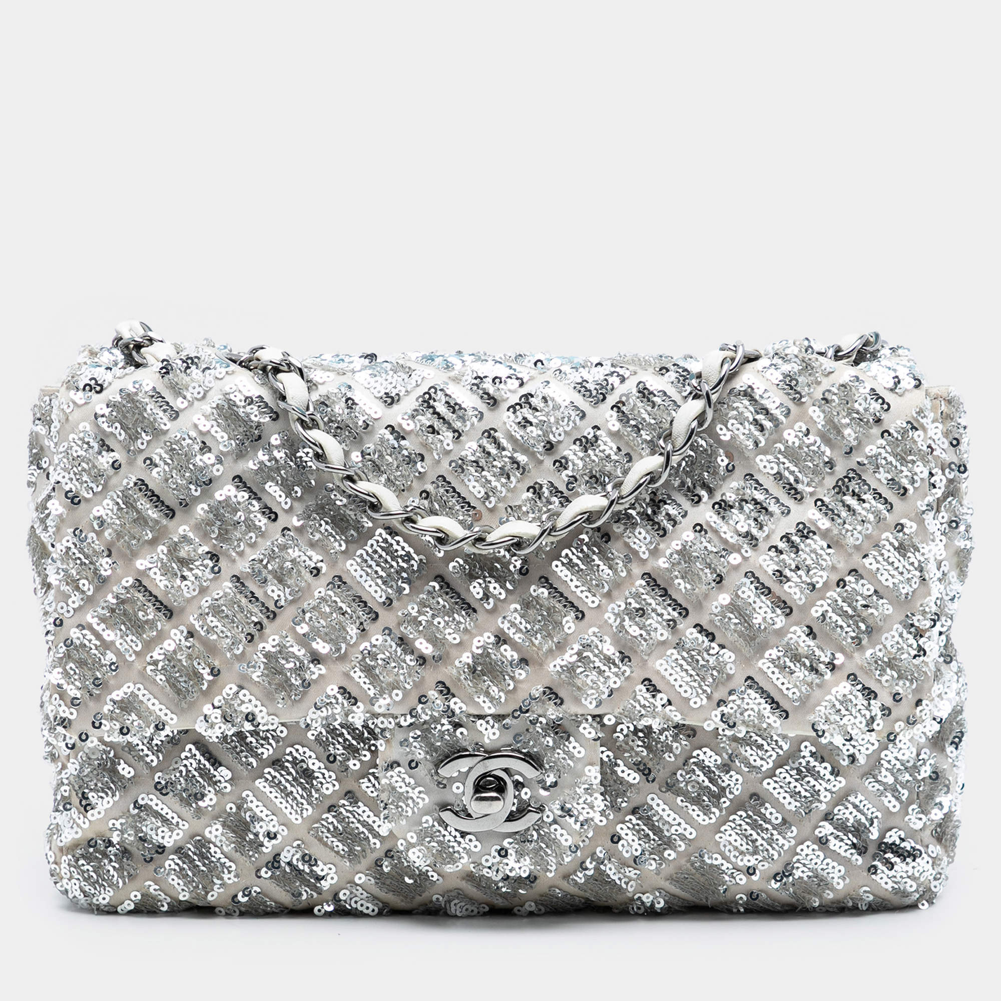 مملوكة مسبقًا Chanel Silver Medium Satin Seasonal Sequin Flap