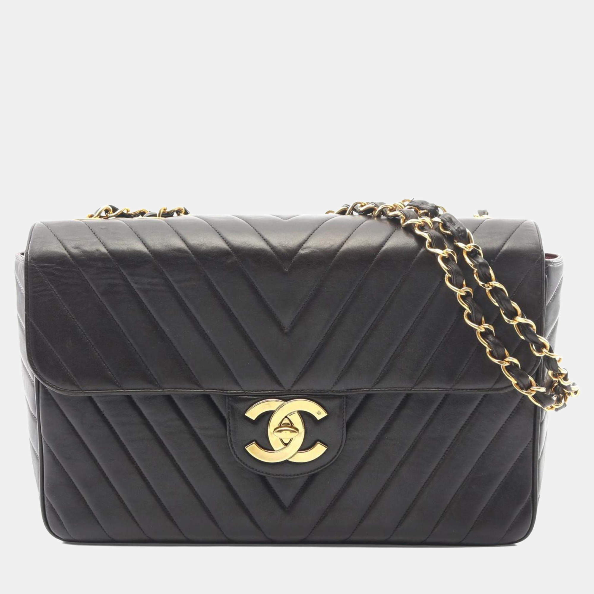 Pre Owned حقيبة شانيل سوداء جلد خروف على شكل حرف V حزام الكتف