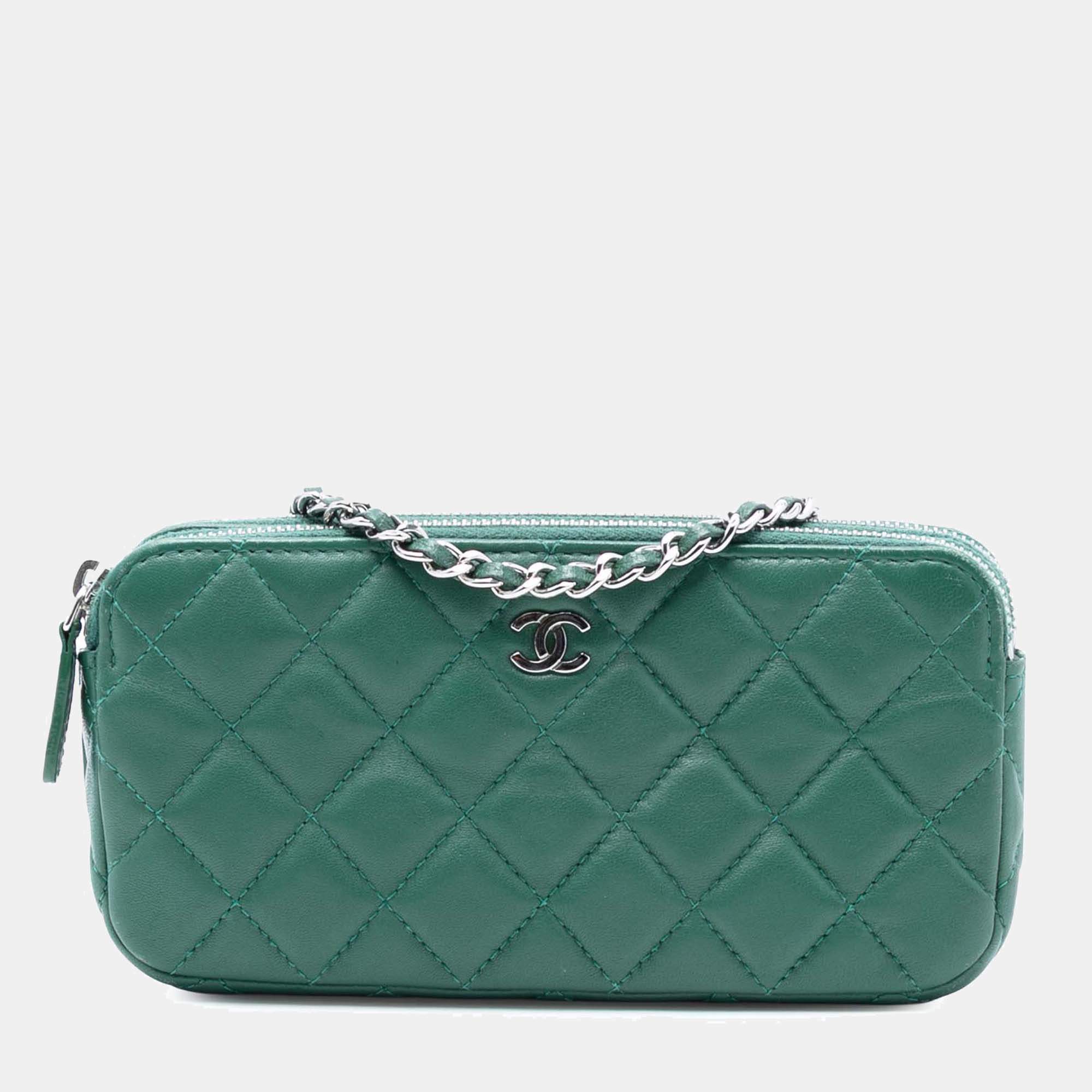 مملوكة مسبقًا محفظة شانيال بسلسلة جلد خروف مبطن أخضر سي سي بسحاب مزدوج