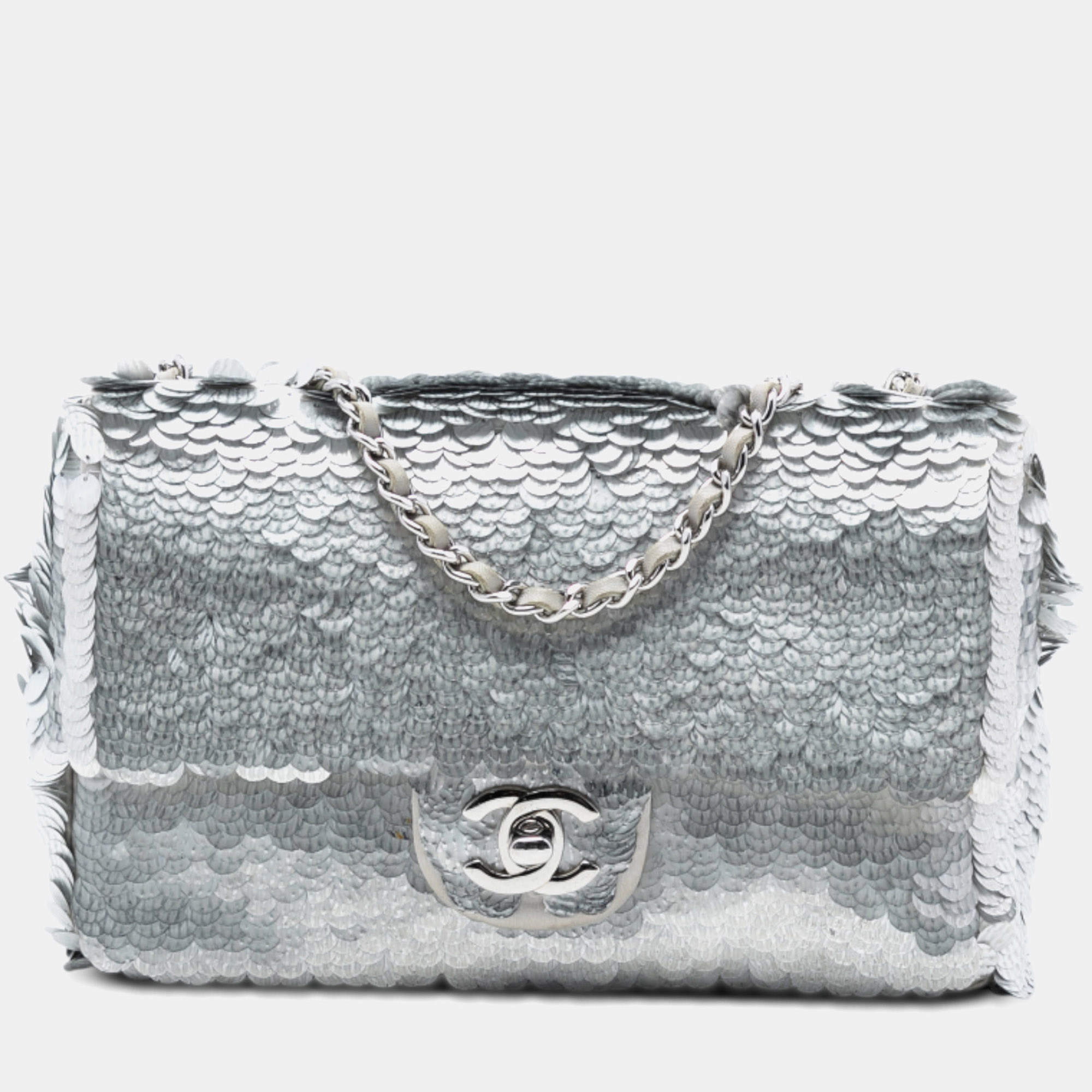 Pre Owned حقيبة كتف شانيل قلاب فردي صغيرة فضية بايليتس سيكوين