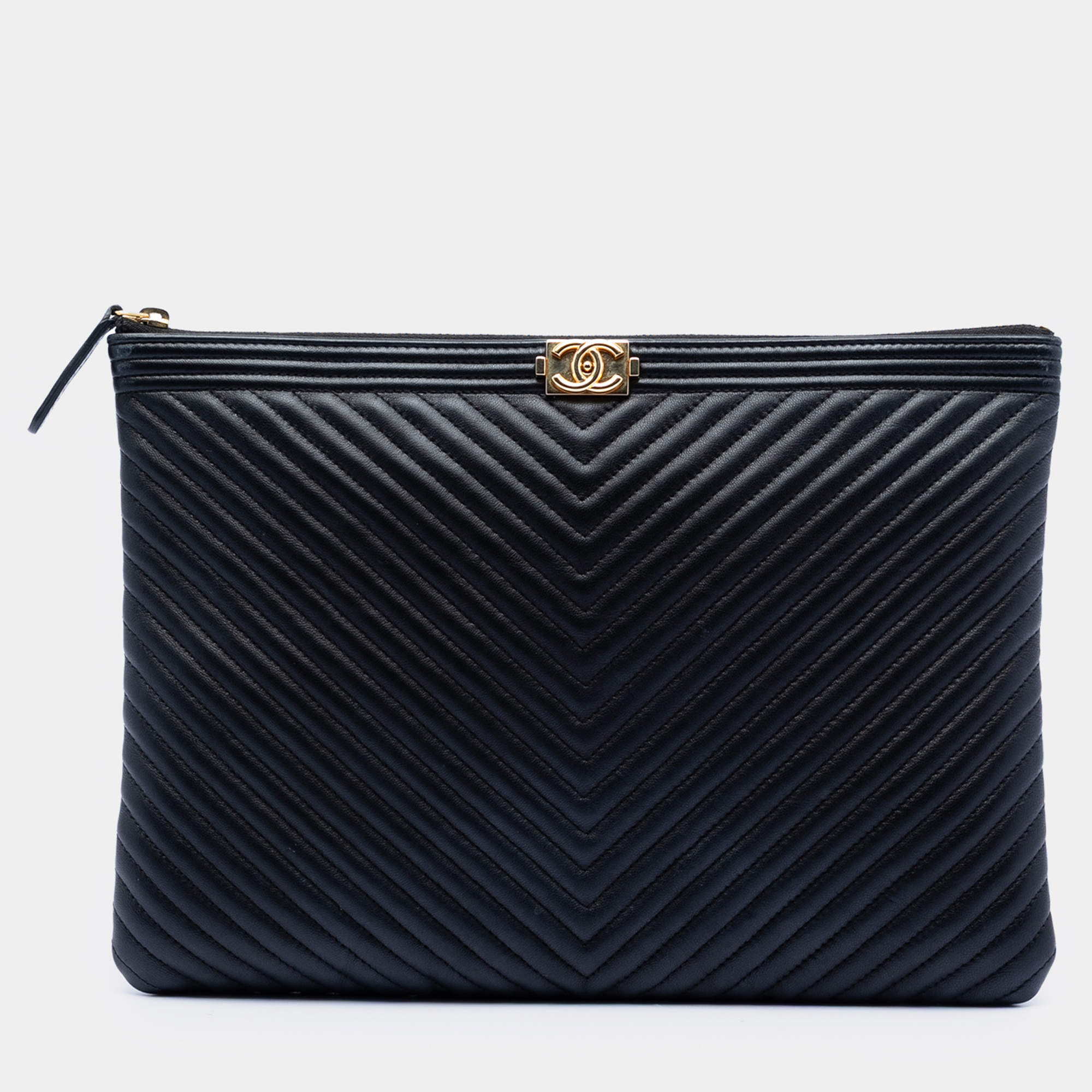 Pre Owned حقيبة كلتش شانيل بوي جلد لامبسكين شيفرون سوداء متوسطة الحجم