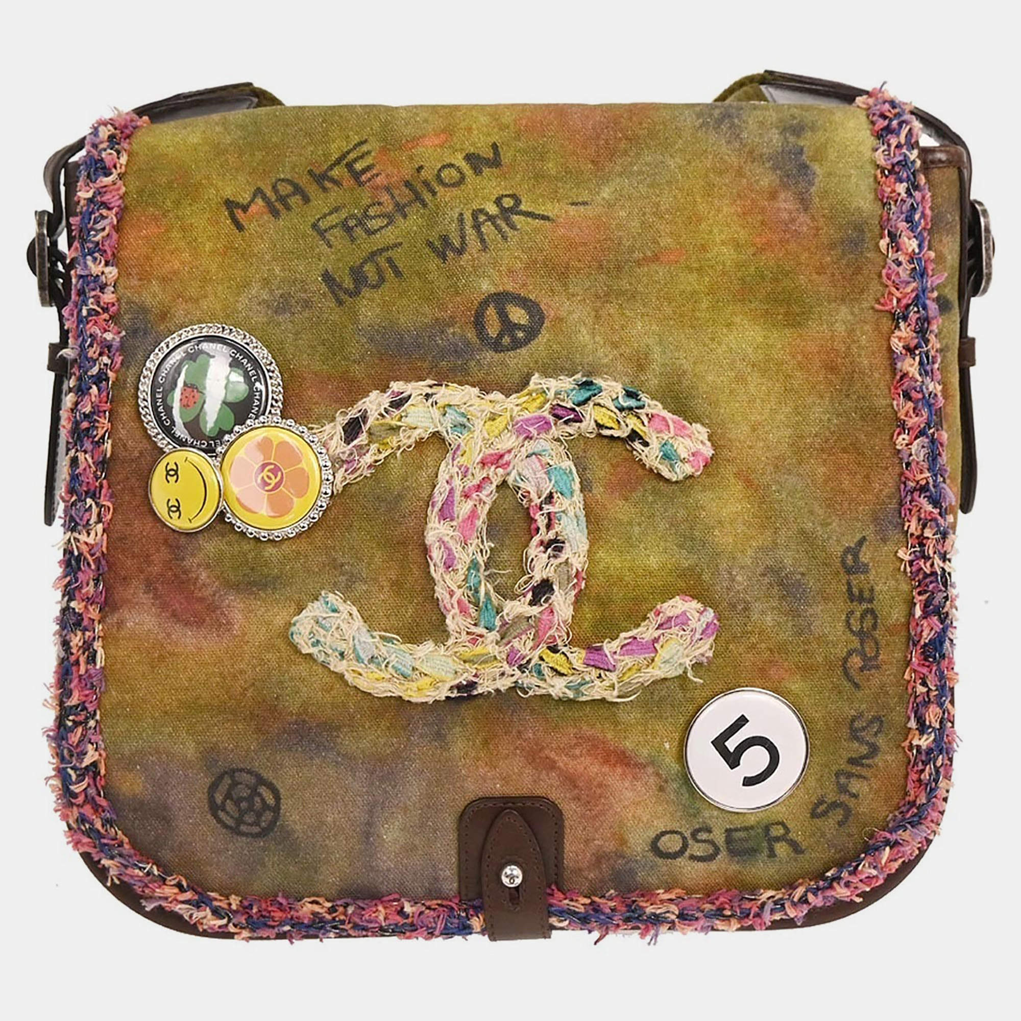 مملوكة مسبقًا Chanel Khaki Canvas Graffiti On The Pavements Shoulder Bag