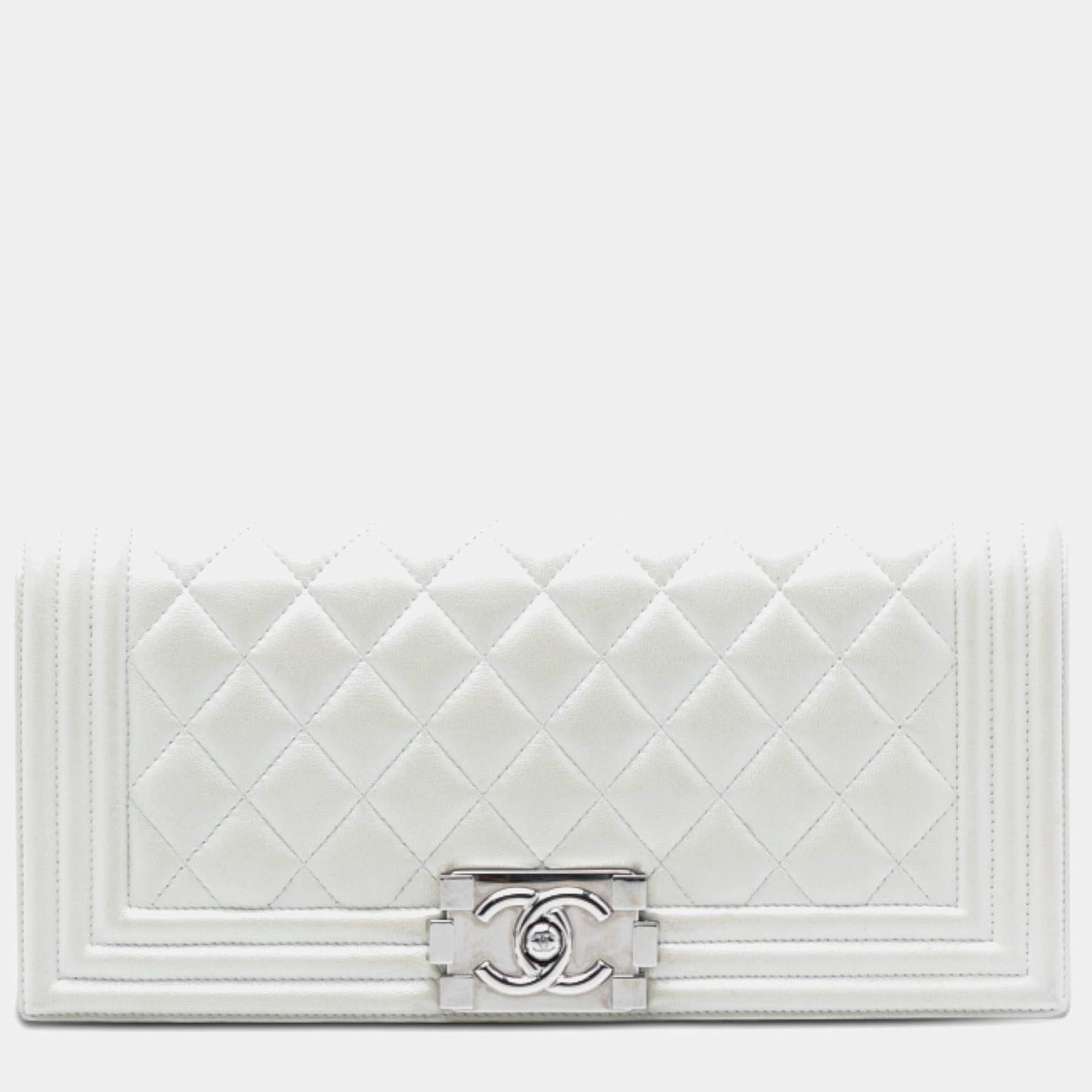 Pre Owned Chanel White Quilted Lambskin Boy Flap Clutch