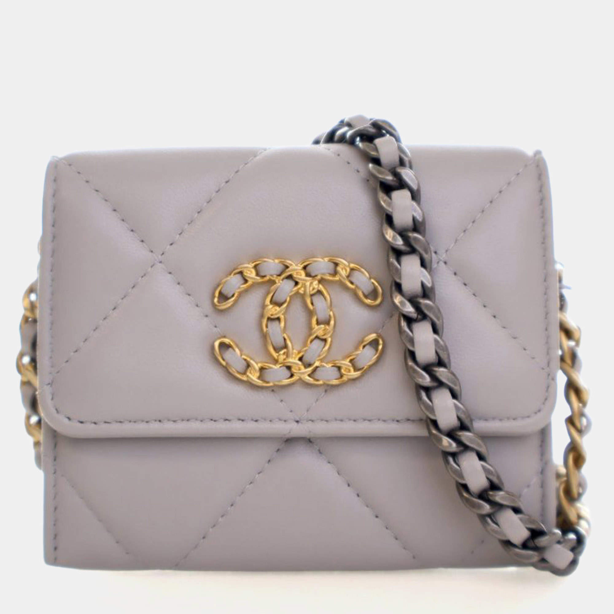 مملوكة مسبقًا Chanel Lambskin 19 Card Holder On Chain