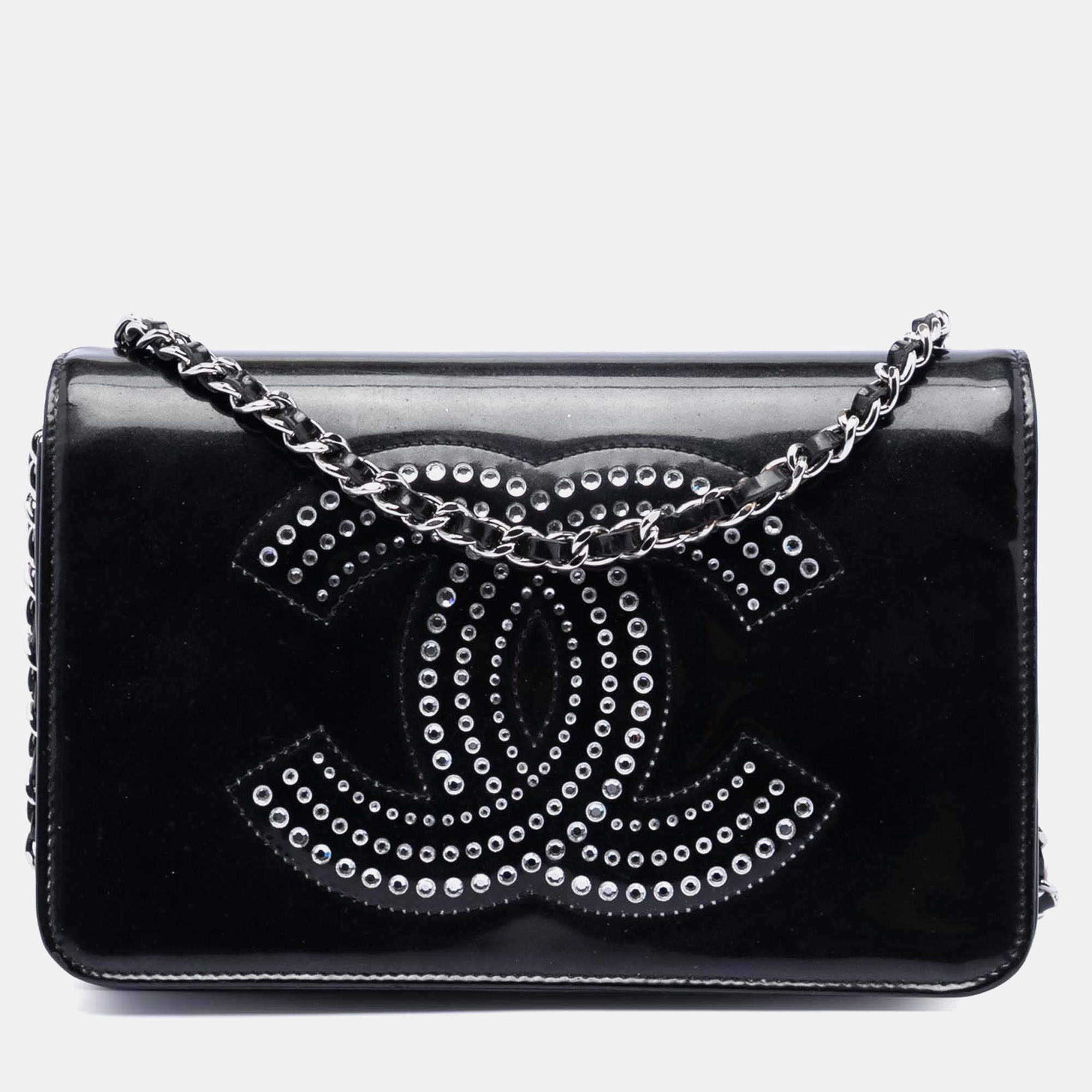مملوكة مسبقًا Chanel Black CC Patent Strass Embellished Wallet On Chain