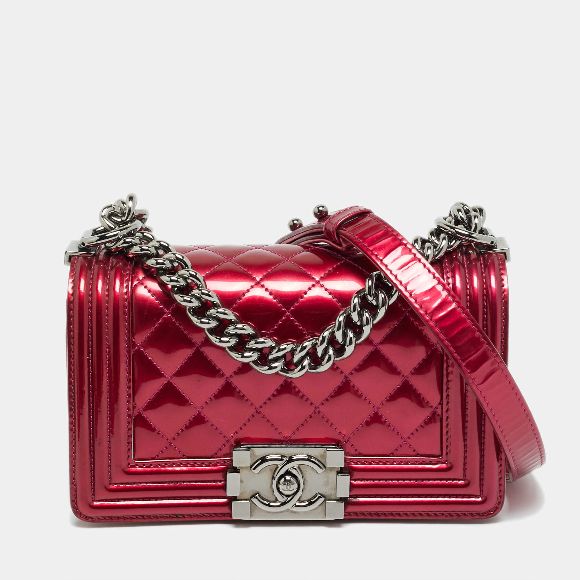 مملوكة مسبقًا حقيبة شانيل بوي قلاب جلد لامع مبطن بنفسجية صغيرة