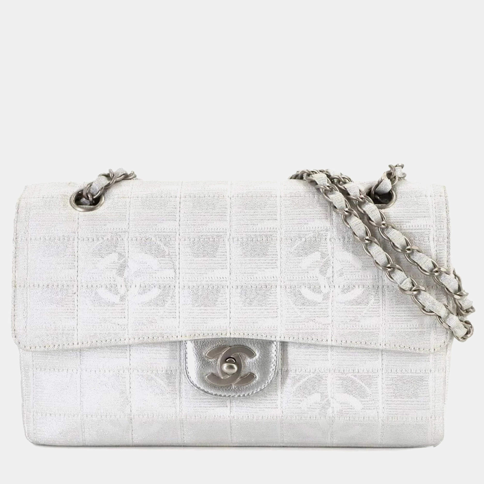 Pre Owned Chanel New Travel Line Chocobar Chain Shoulder Bag In Nylon Jacquard And Leather White
