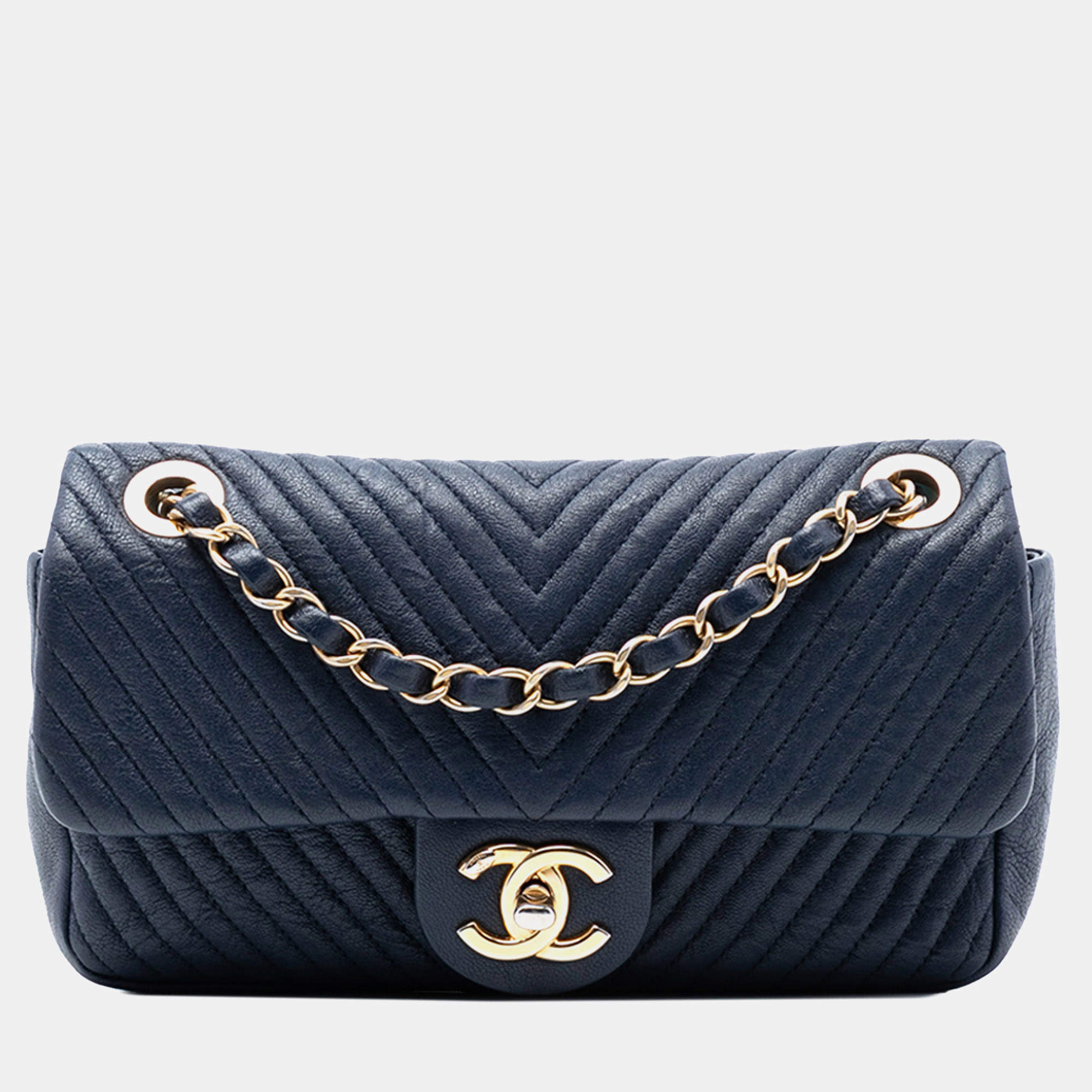 مملوكة مسبقًا Chanel Blue Small Chevron Wrinkled Calfskin Medallion Charm Surpique Flap