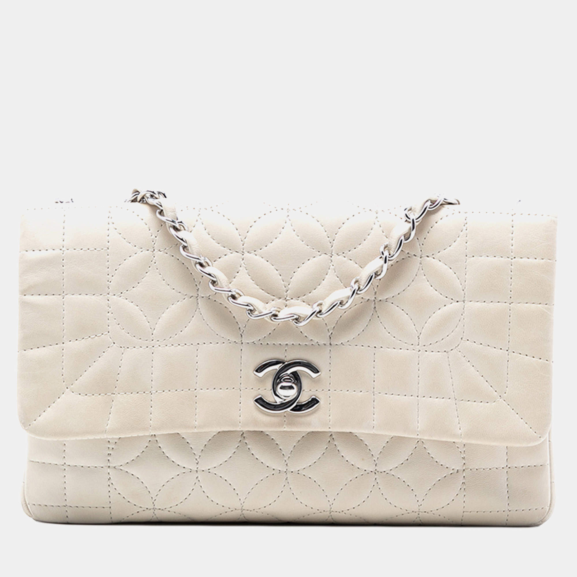 مملوكة مسبقًا حقيبة شانيل غطاء بغرافيك للسيدات جلد خروف مبطن أبيض