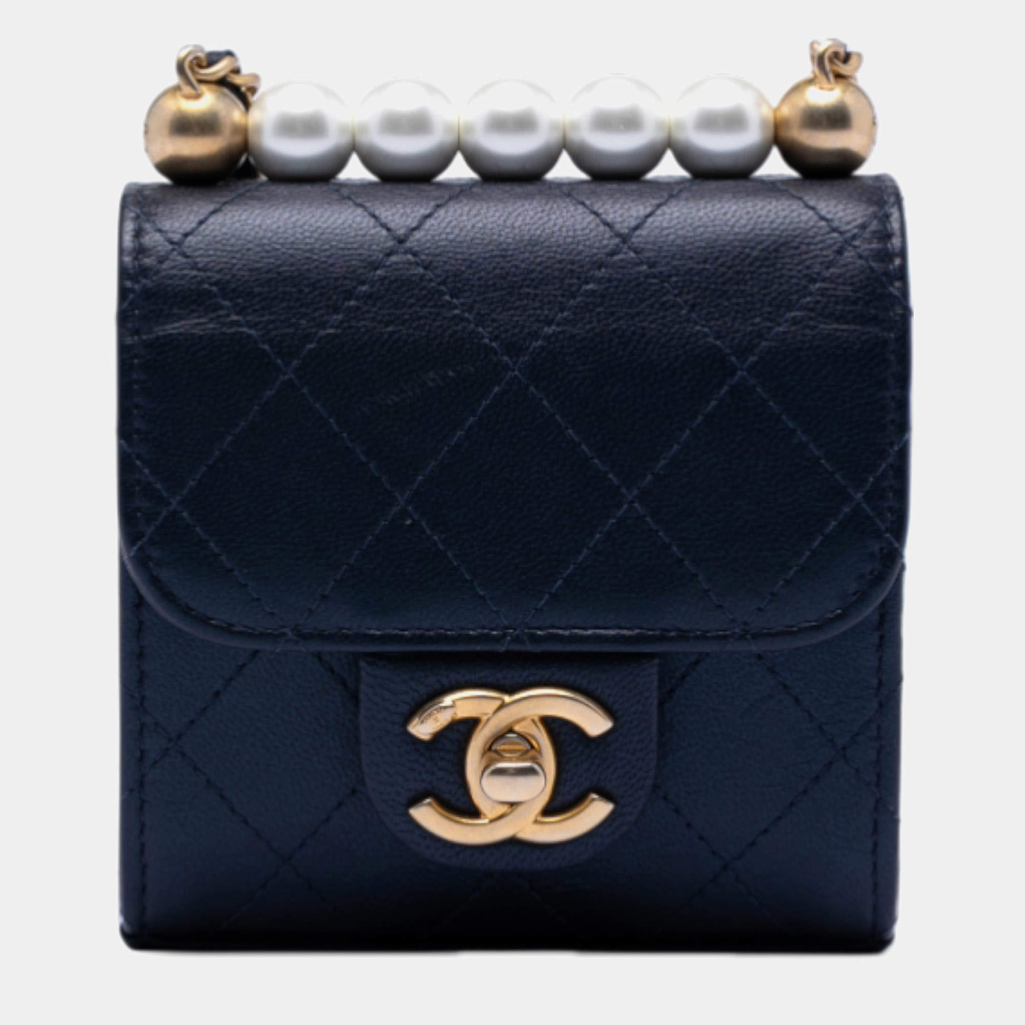 مملوكة مسبقًا Chanel Blue Mini Goatskin Chic Pearls Clutch On Chain
