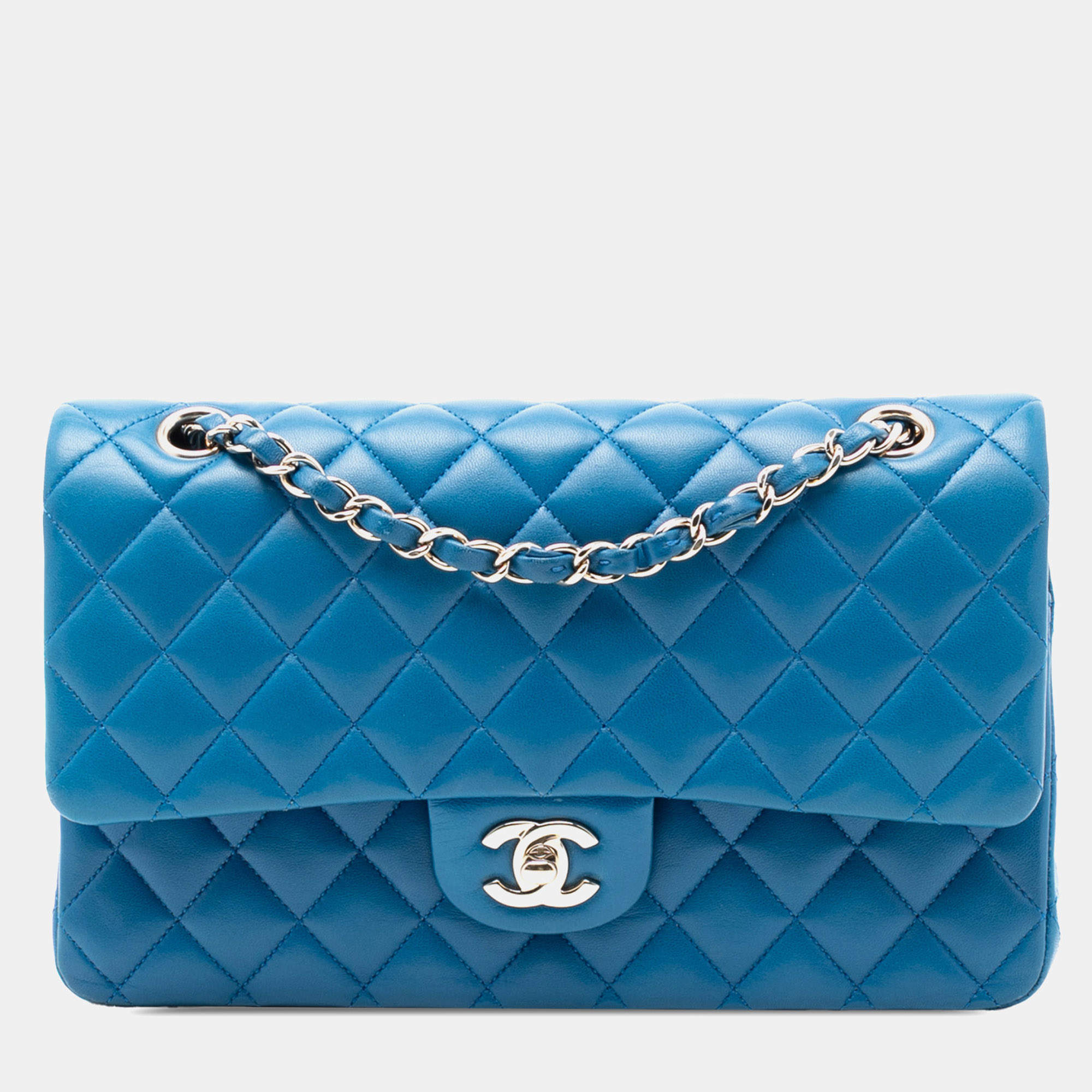 مملوكة مسبقًا حقيبة شانيل جلد خروف كلاسيكية متوسطة زرقاء جنب مزدوج