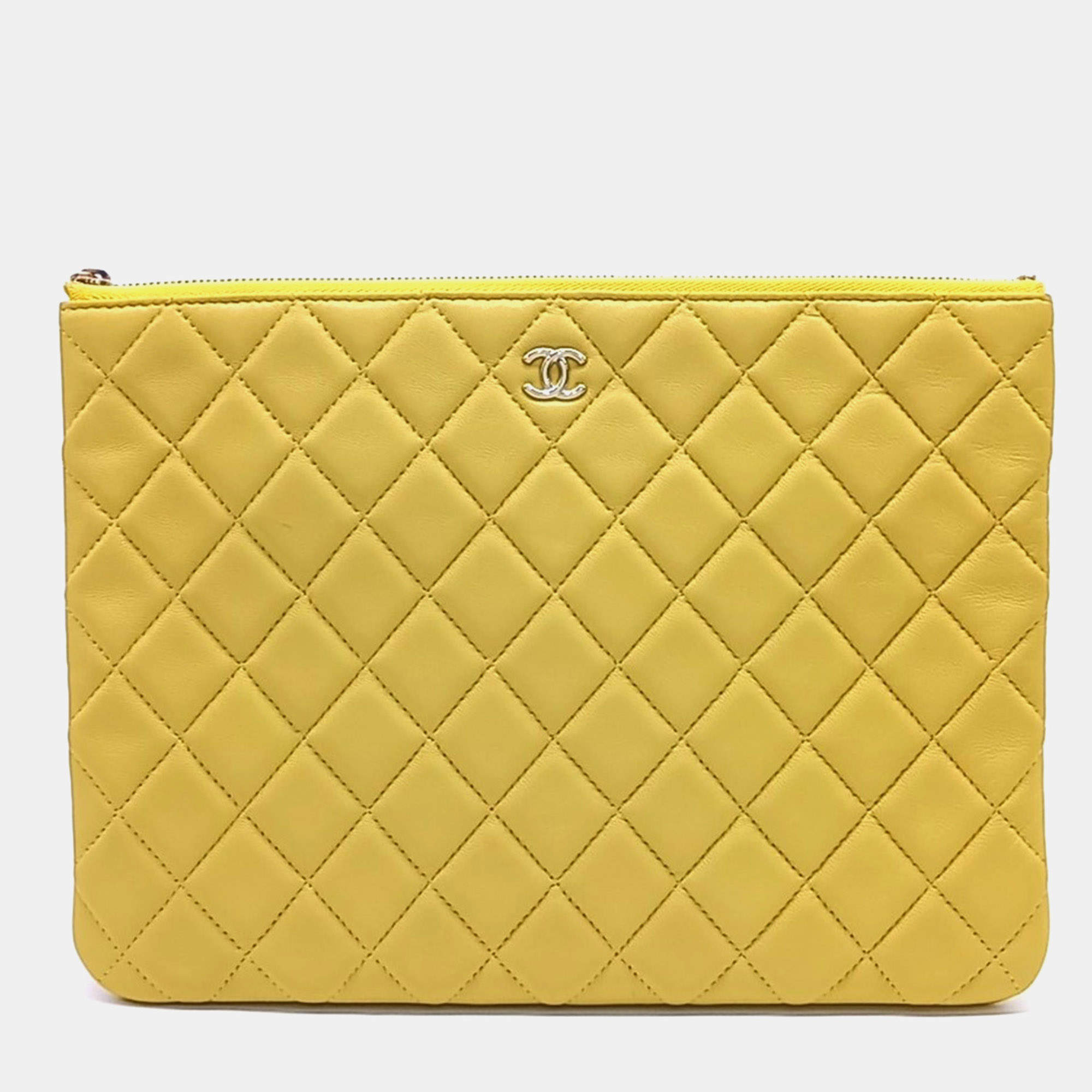 Pre Owned حقيبة كلتش شانيل صفراء جلد حمل جديد متوسطة