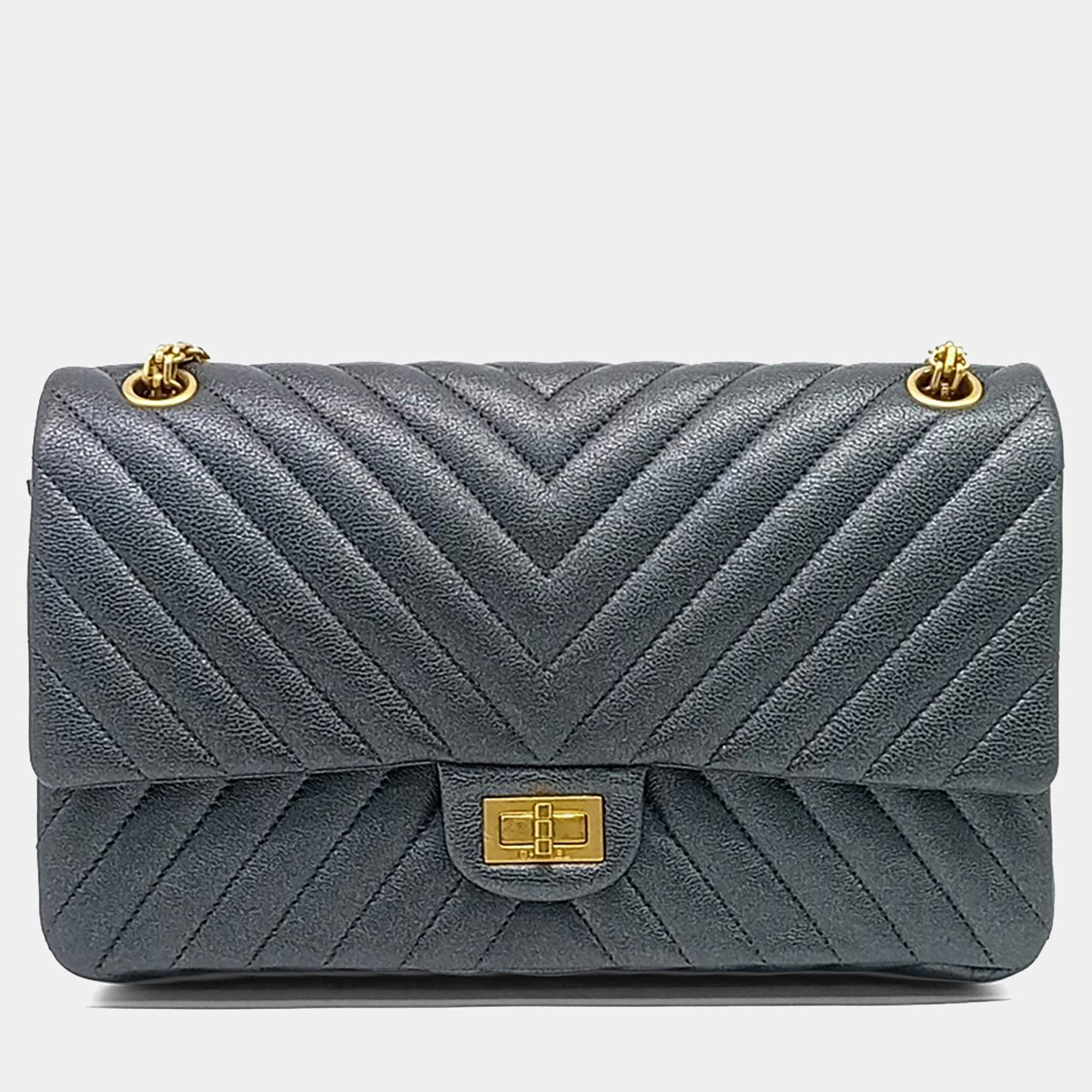 مملوكة مسبقًا حقيبة شانيل جلد رمادي شيفرون 2.55 مقاس 28