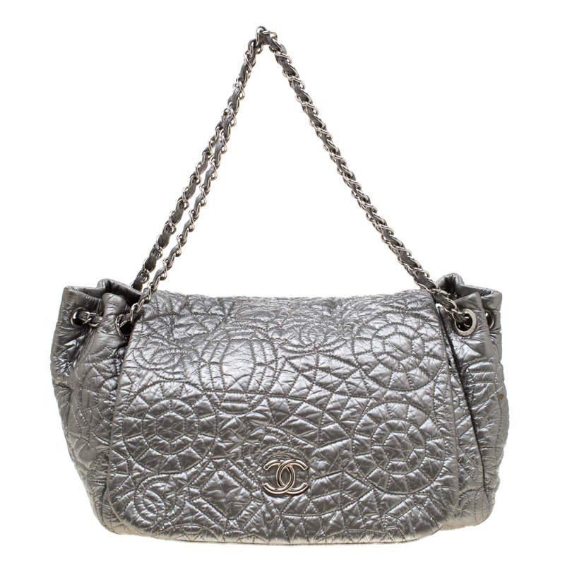 مملوكة مسبقًا Chanel Silver Patent Vinyl Graphic Edge Flap Bag