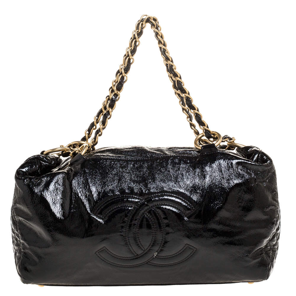 مملوكة مسبقًا Chanel Black Patent Leather CC Chain Hobo Bag