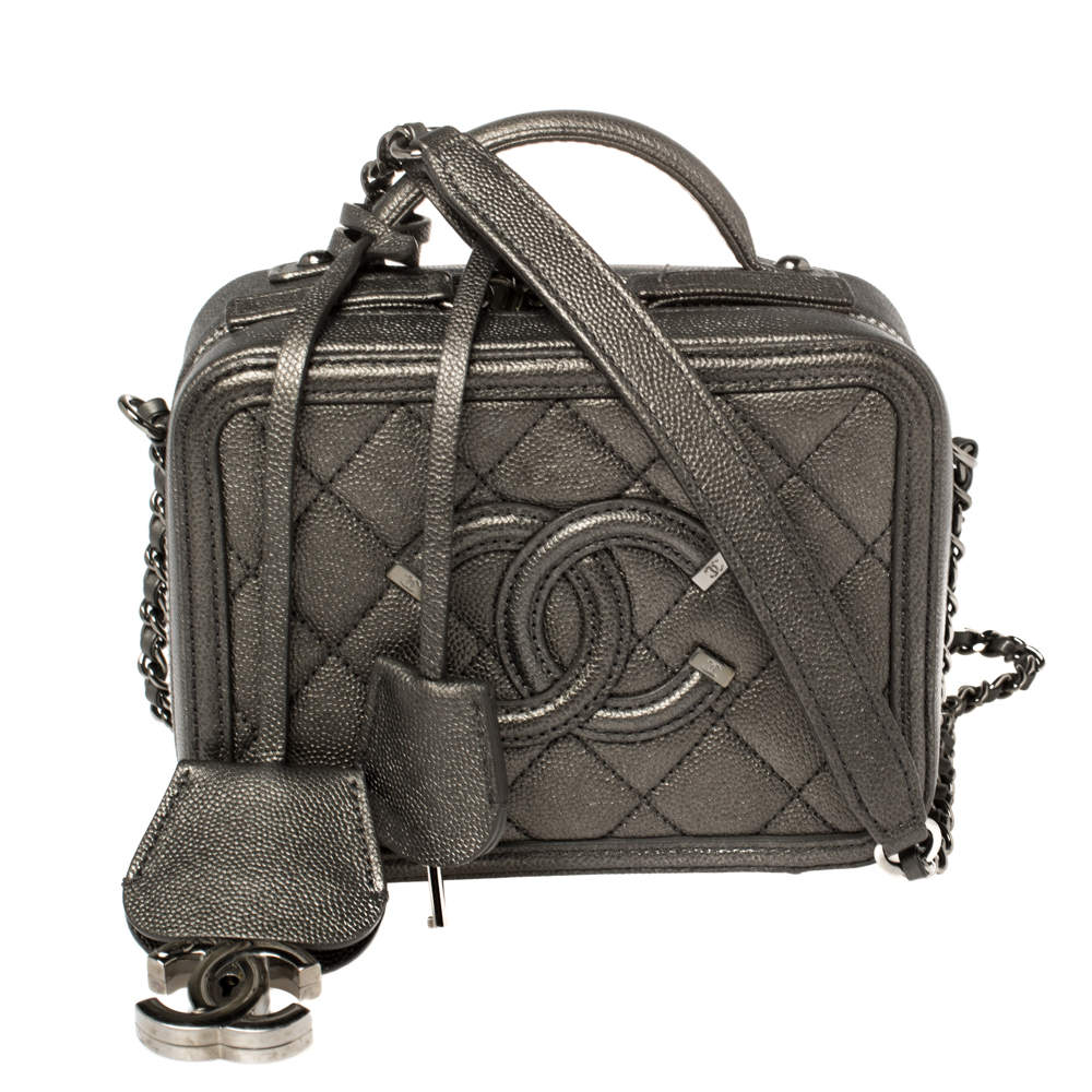 مملوكة مسبقًا حقيبة شانيل CC فيليجري فايتي جلد أسود/ أزرق كحلي صغيرة مبطنة