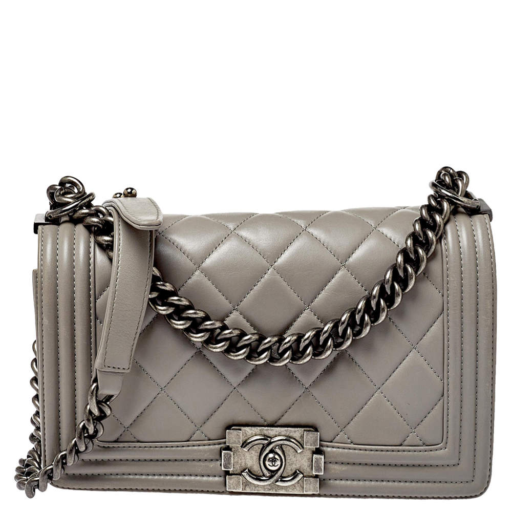 مملوكة مسبقًا Chanel Grey Quilted Leather Medium Boy Flap Bag
