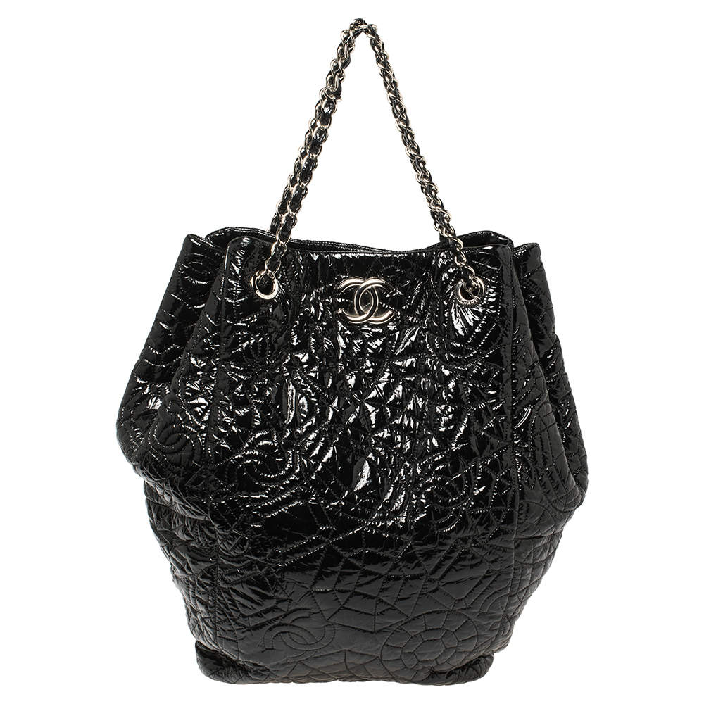 Pre Owned Chanel Black Camellia Quilted Vinyl Rock In Moscow Hobo
