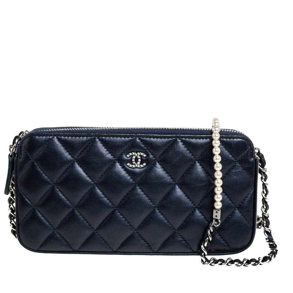 مملوكة مسبقًا Chanel Navy Blue Quilted Leather Faux Pearl Embellished Chain Clutch