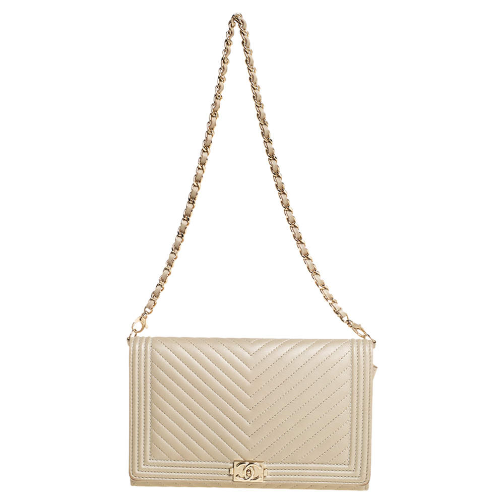 مملوكة مسبقًا محفظة شانيل بوي جلد مبطن أخضر موس بسلسلة