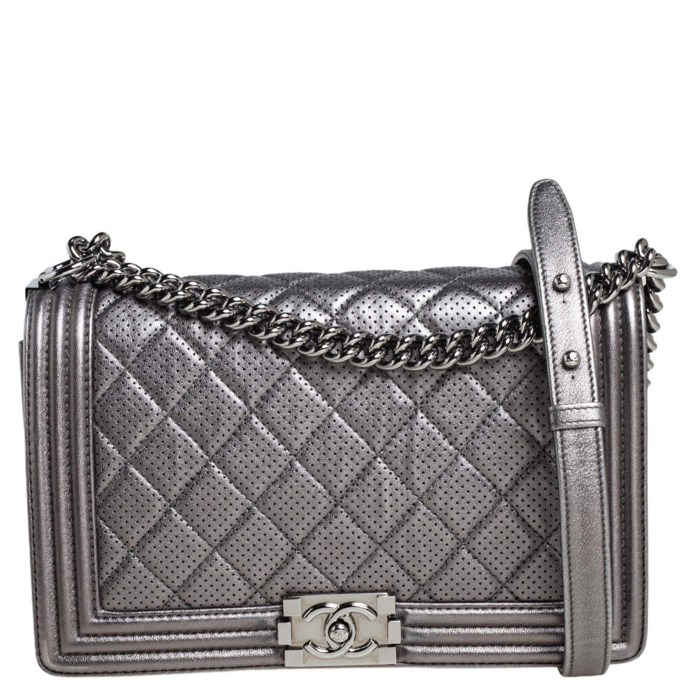 Pre Owned حقيبة شانيل قلاب بوي متوسطة نيو جلد مخرم مبطن فضي