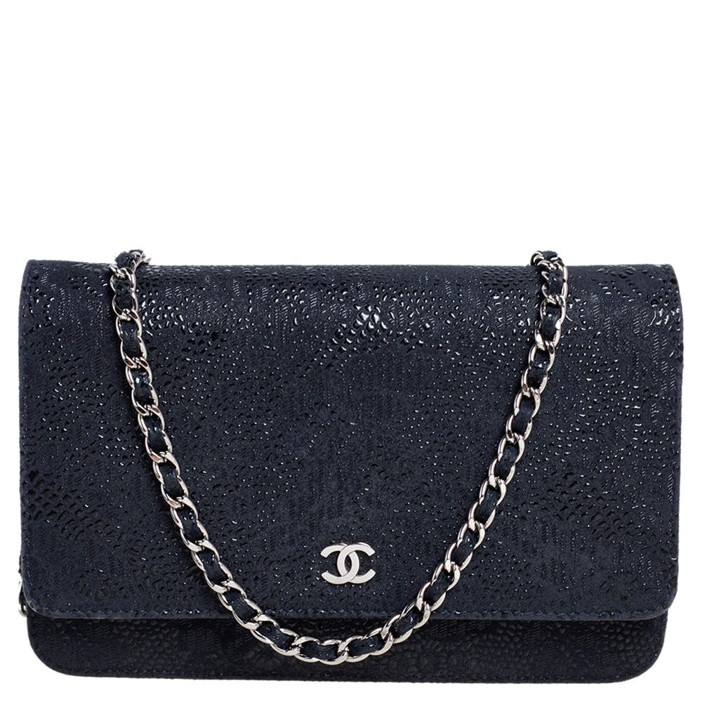 مملوكة مسبقًا Chanel Navy Blue/Black Lace Overlay Suede Classic Wallet on Chain