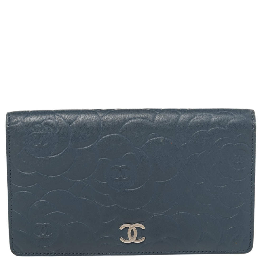 مملوكة مسبقًا Chanel Grey Camellia Embossed Leather L Yen Wallet