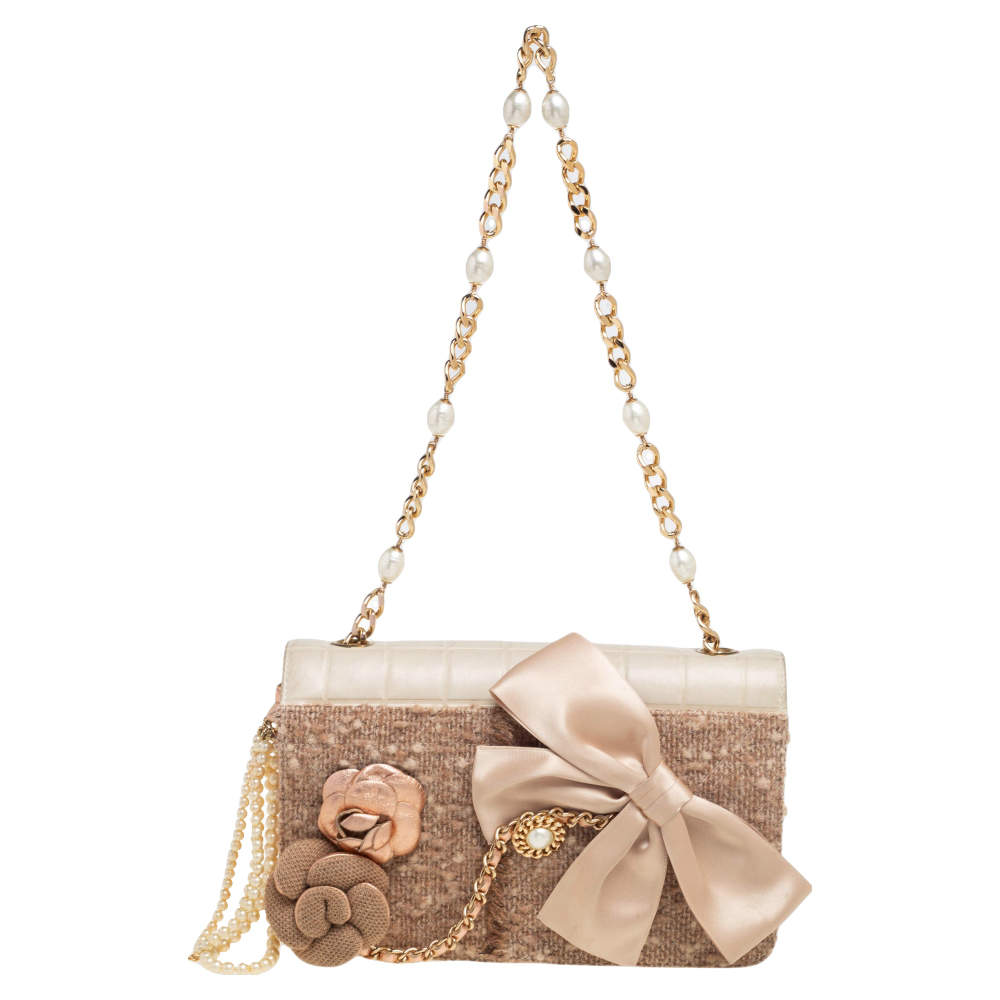 Pre Owned حقيبة شانيل فينتدج 2001 ران واي قلاب تويد وجلد بيج مزخرف لؤلؤ كاميليا 