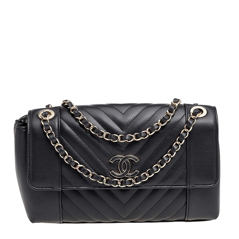 مملوكة مسبقًا حقيبة شانيل دايلي جلد مبطن أسود متعرج بقلاب