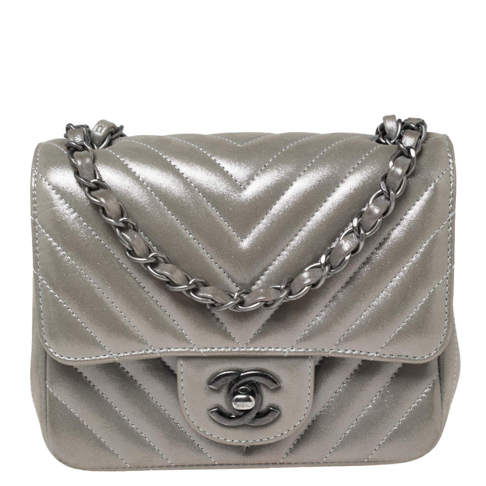 مملوكة مسبقًا Chanel Grey Shimmer Chevron Suede Mini CC Square Flap Bag