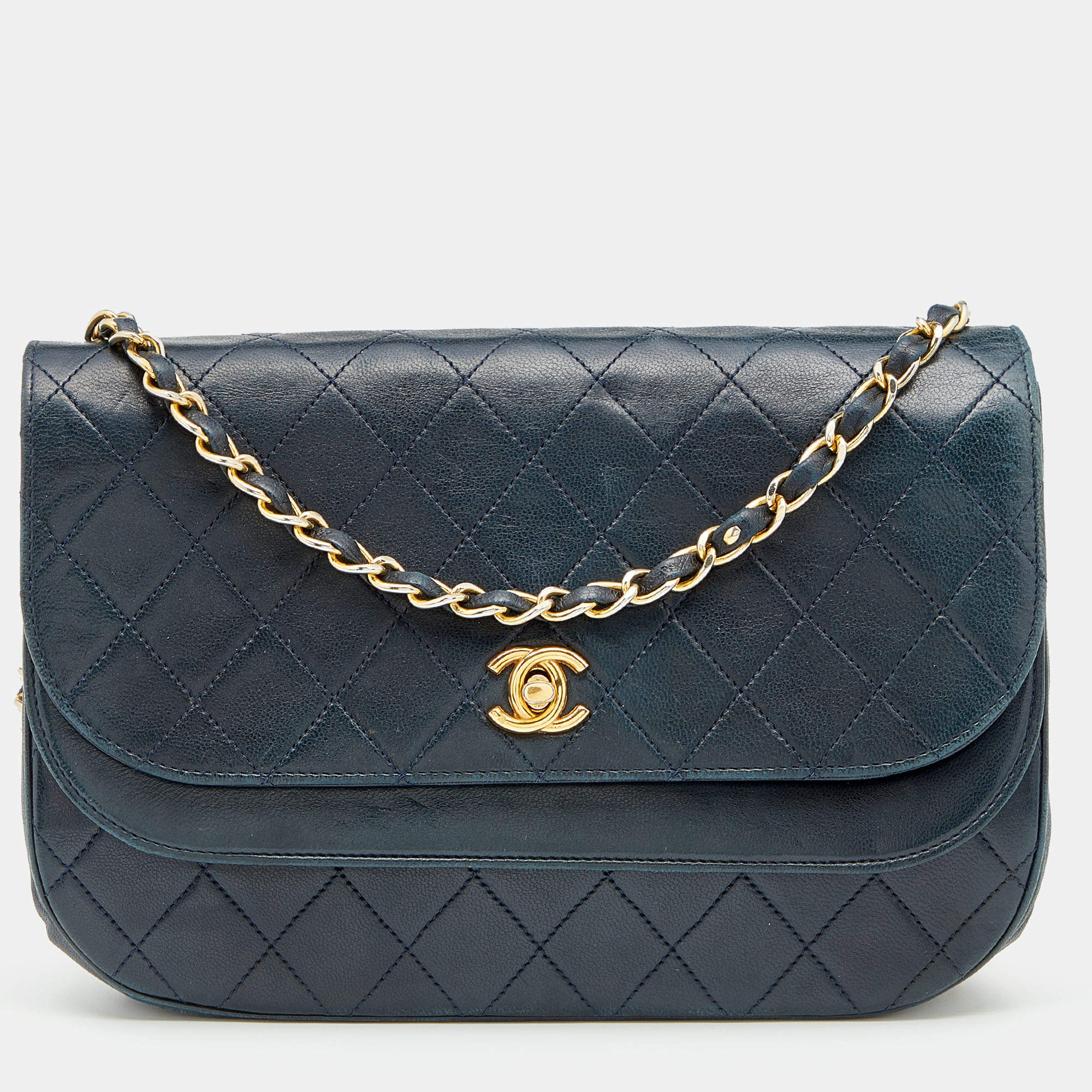 مملوكة مسبقًا حقيبة كتف شانيل هالف مون فينتدج جلد مبطن كحلي داكن 