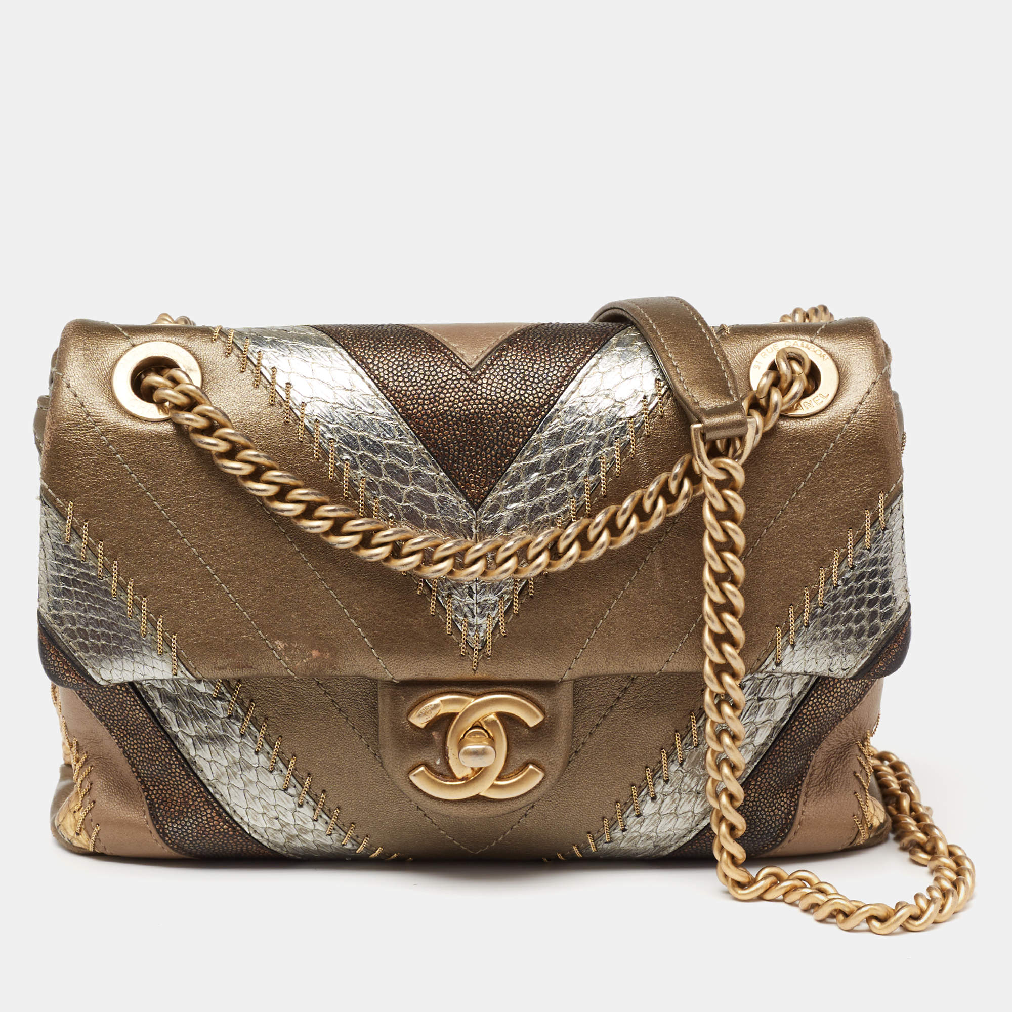 مملوكة مسبقًا Chanel Gold/Metallic Chevron Leather and Python Patchwork CC Flap Bag