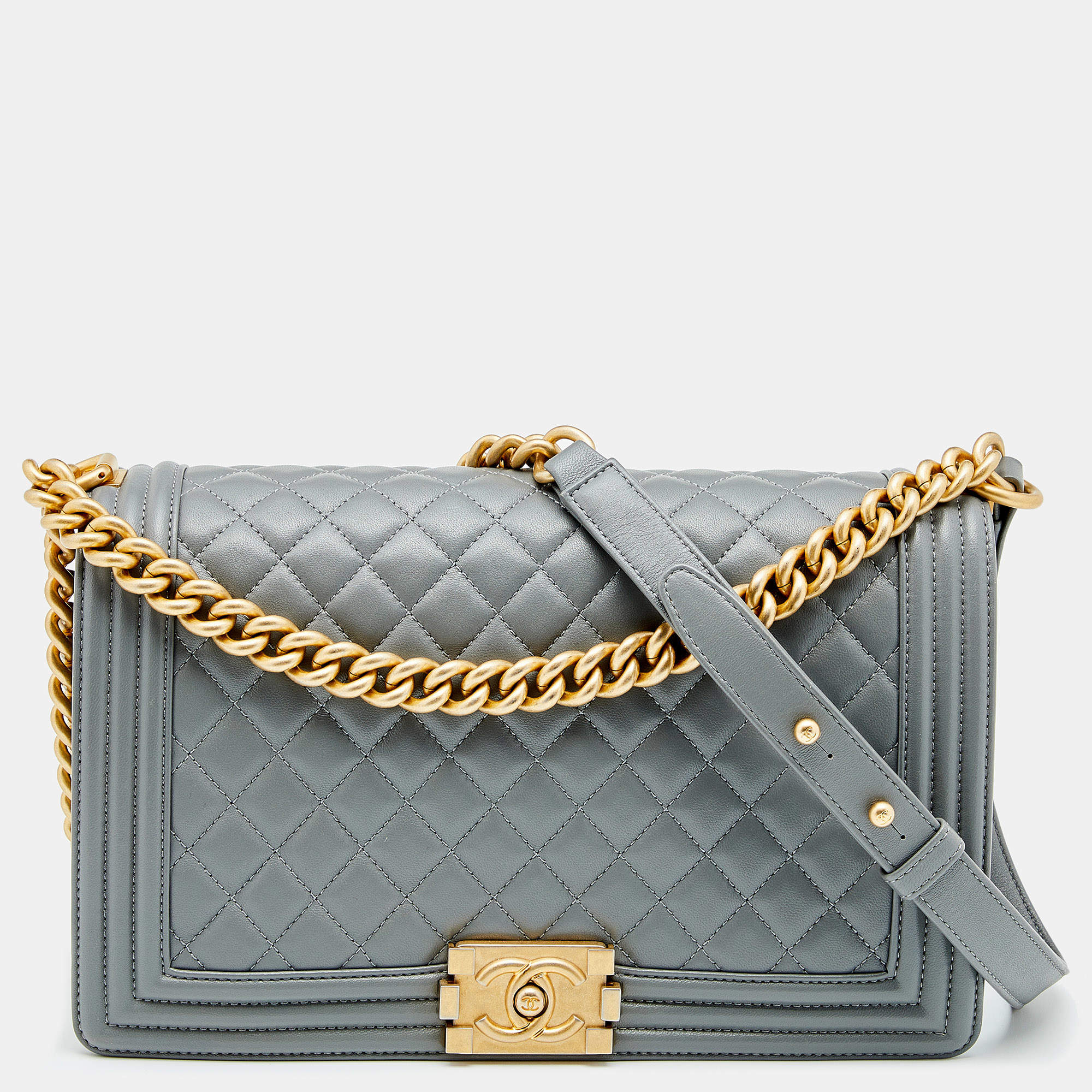 مملوكة مسبقًا حقيبة بقلاب شانيل بوي جلد مبطن رصاصي متوسطة