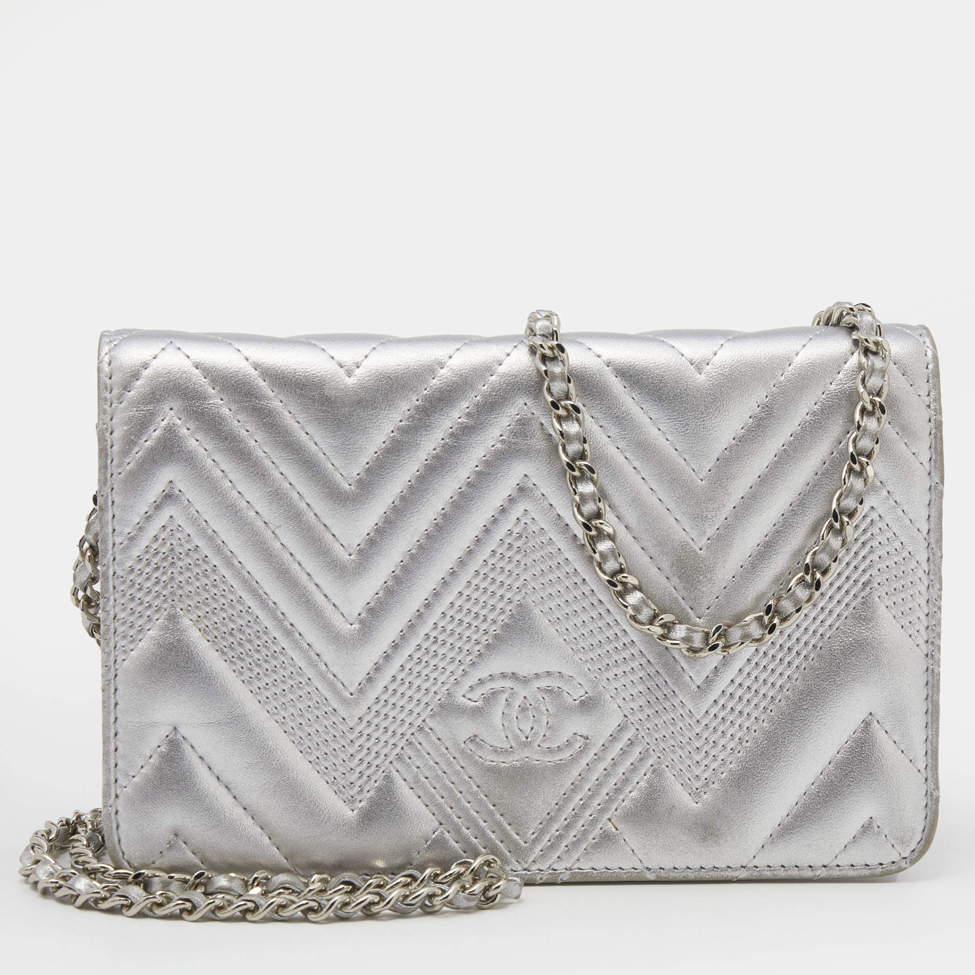 مملوكة مسبقًا Chanel Metallic Silver Quilted Leather CC Wallet on Chain