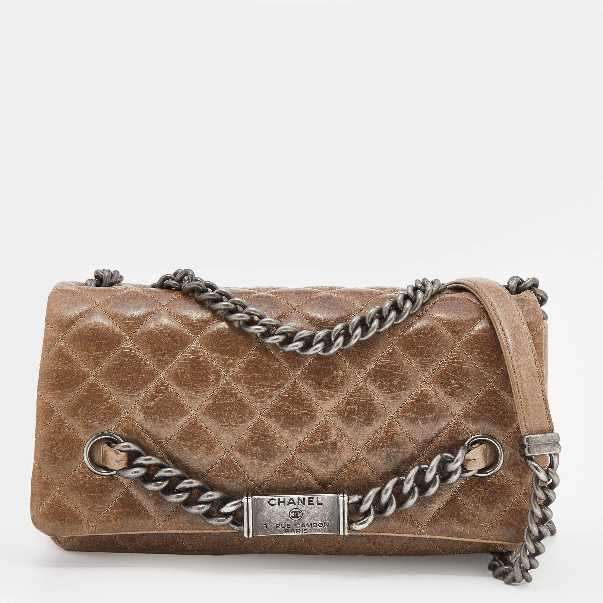مملوكة مسبقًا حقيبة شانيل جلد مبطنة بيج كاكية سلسلة قلاب بادج شعار