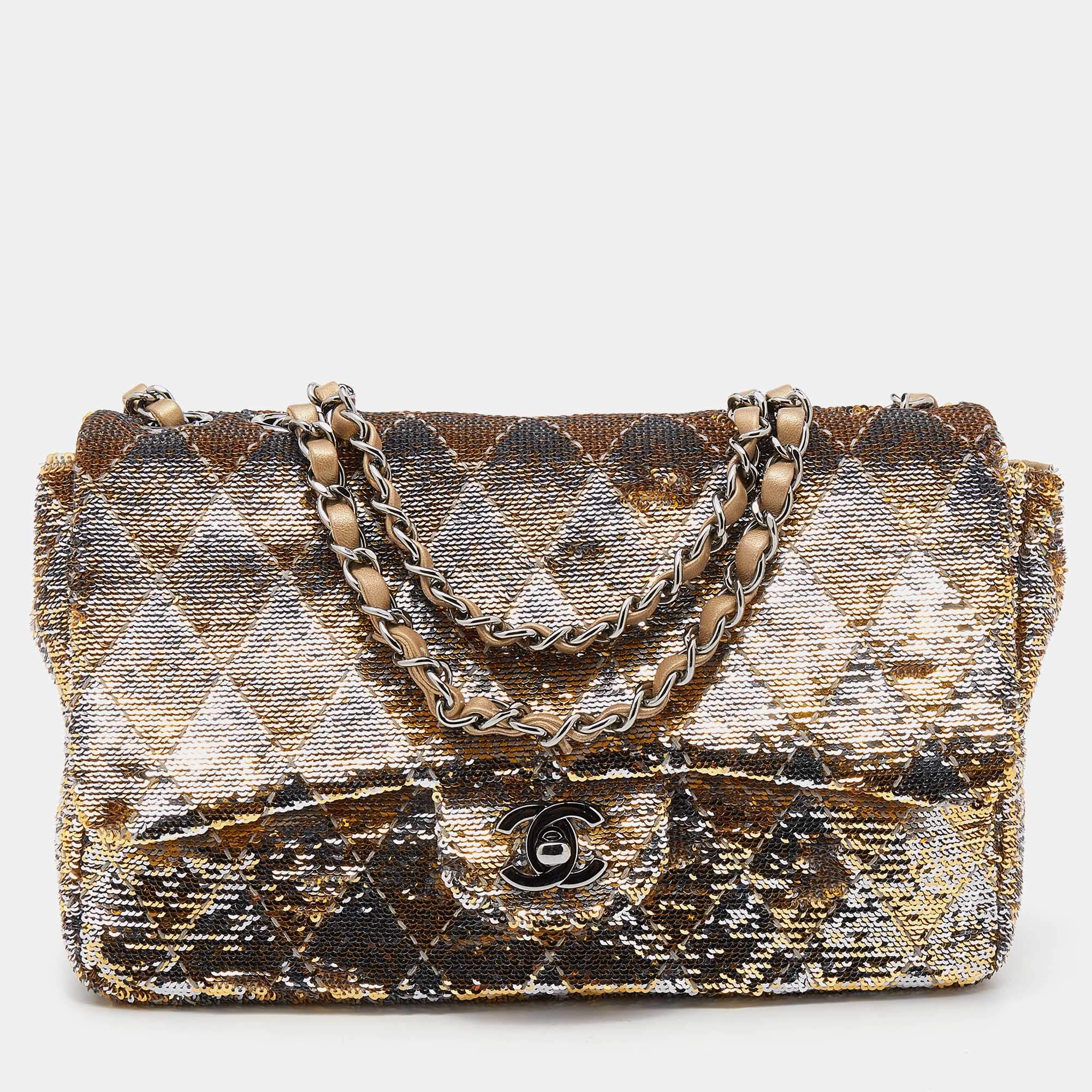 Pre Owned حقيبة شانيل كلاسيك ترتر ميتالك ذهبي/فضي بقلاب واحد متوسطة