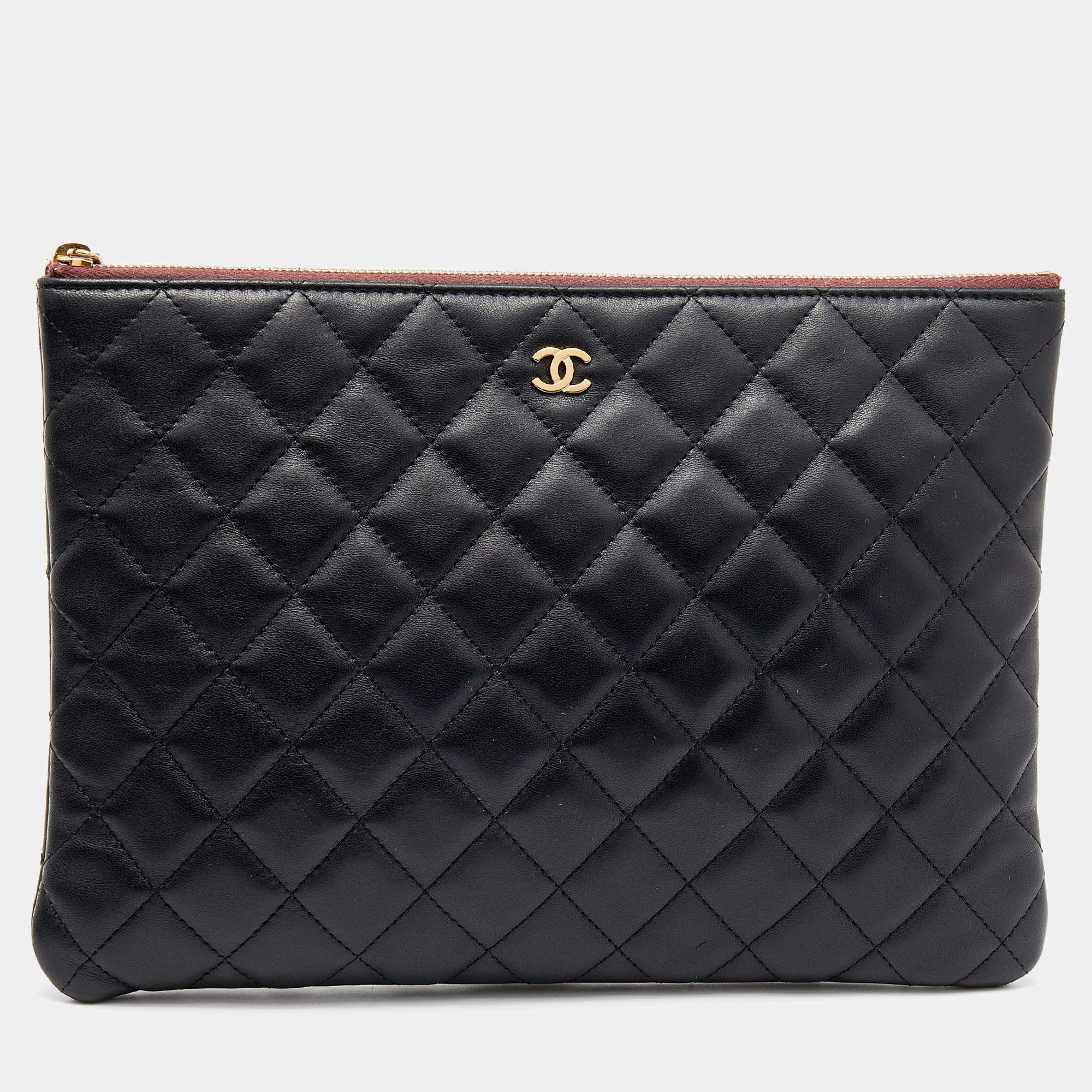 Pre Owned Chanel Black Quilted Leather O Case Clutch