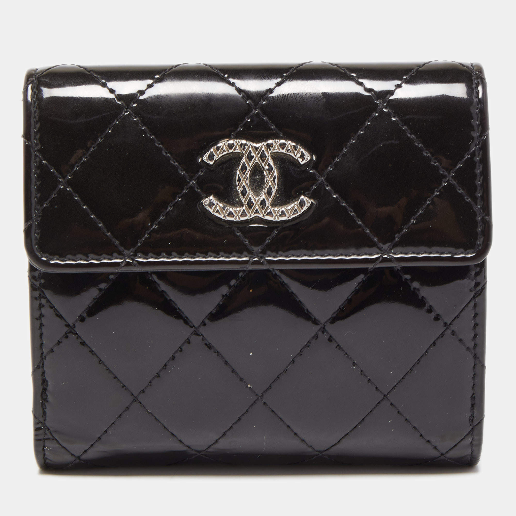مملوكة مسبقًا Chanel Black Quilted Patent Leather CC Compact Wallet