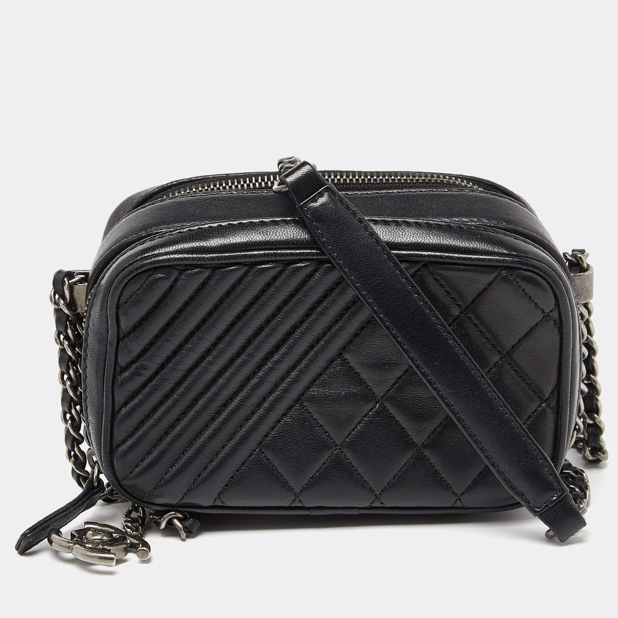 小ぶりでも気品漂う【CHANEL】 ミニカメラバッグ CHANEL♡カメラバッグが使いやすい | アラサー会社員ママの日記