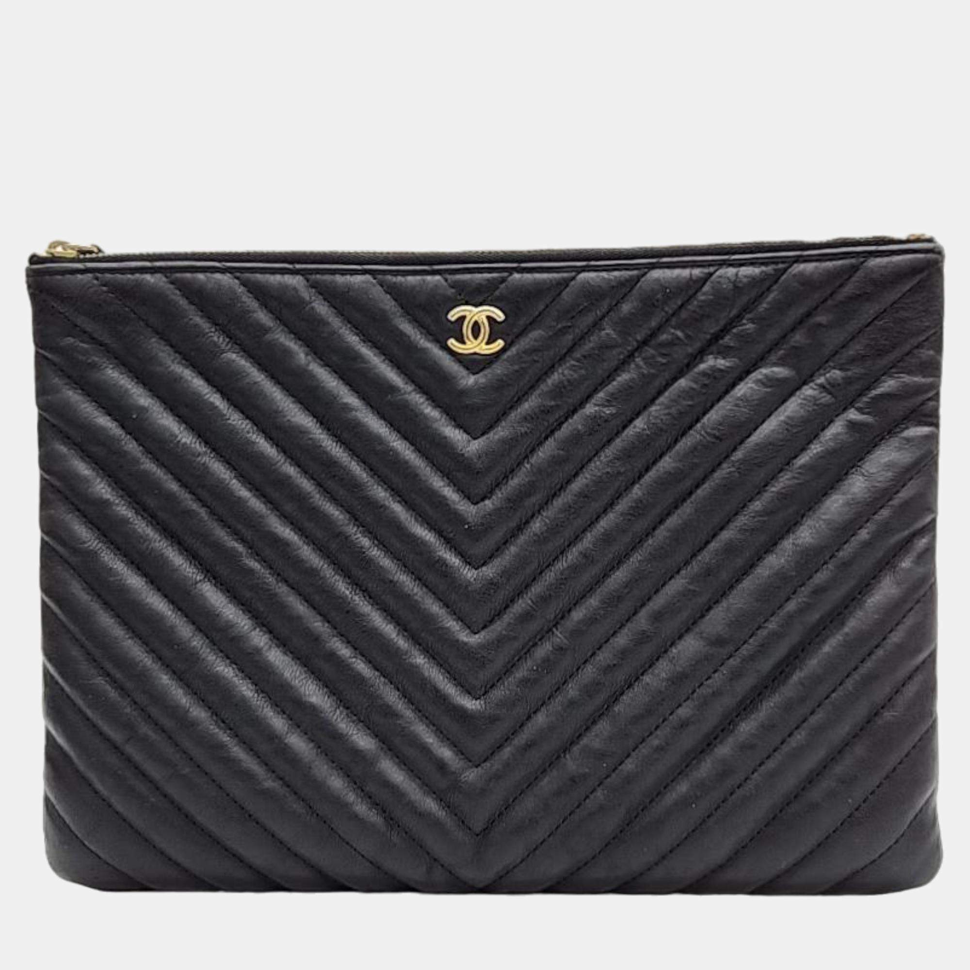 Pre Owned Chanel Black Medium Chevron Clutch 
