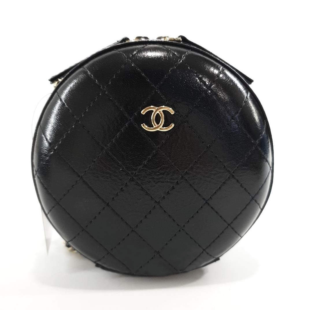 Pre Owned Chanel Black Patent Leather Round CC Chain Shoulder Bag